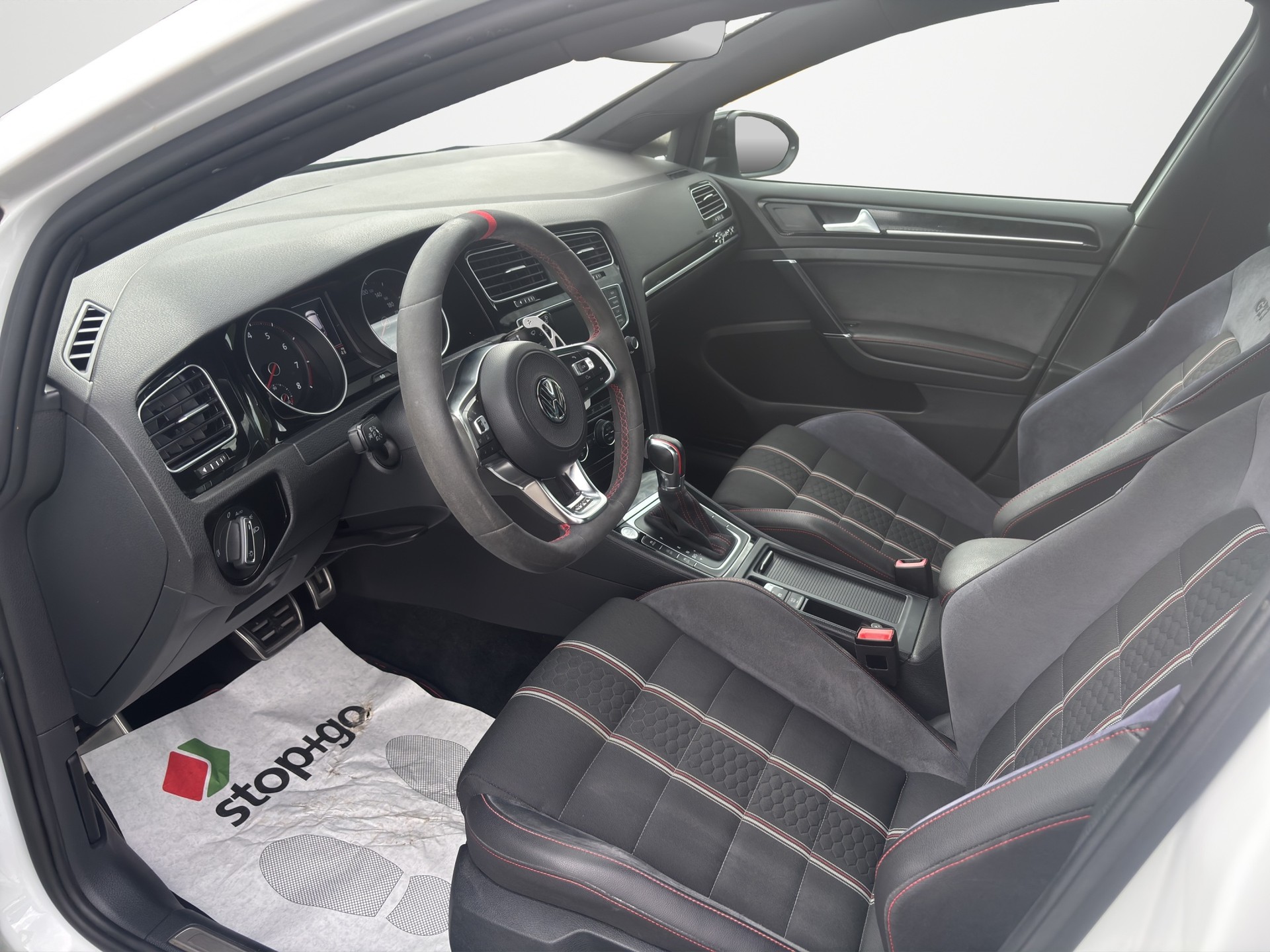 VW Golf 2.0 TSI GTI Clubsport DSG-image-8