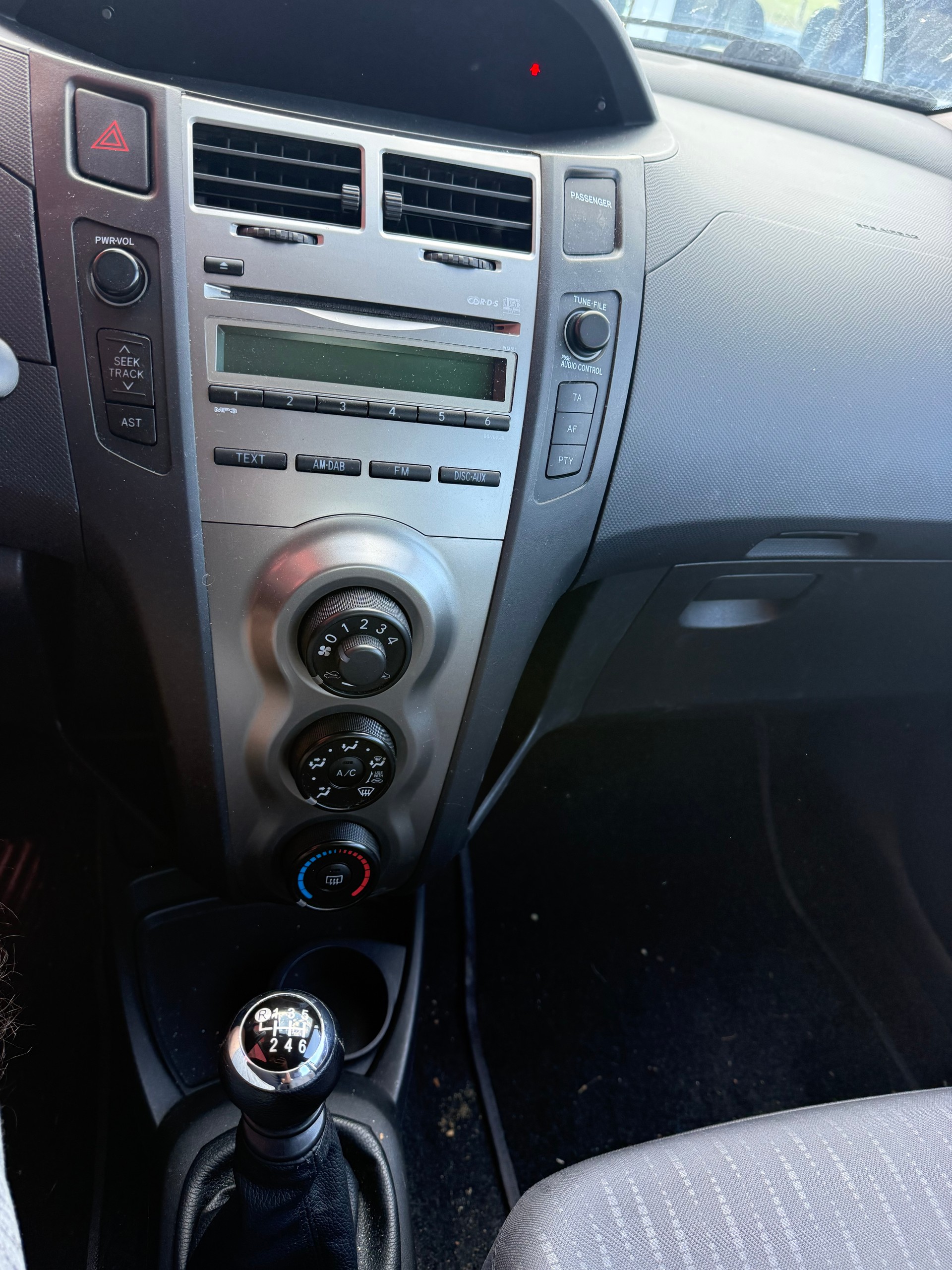 TOYOTA Yaris 1.33 Linea Sol-image-7