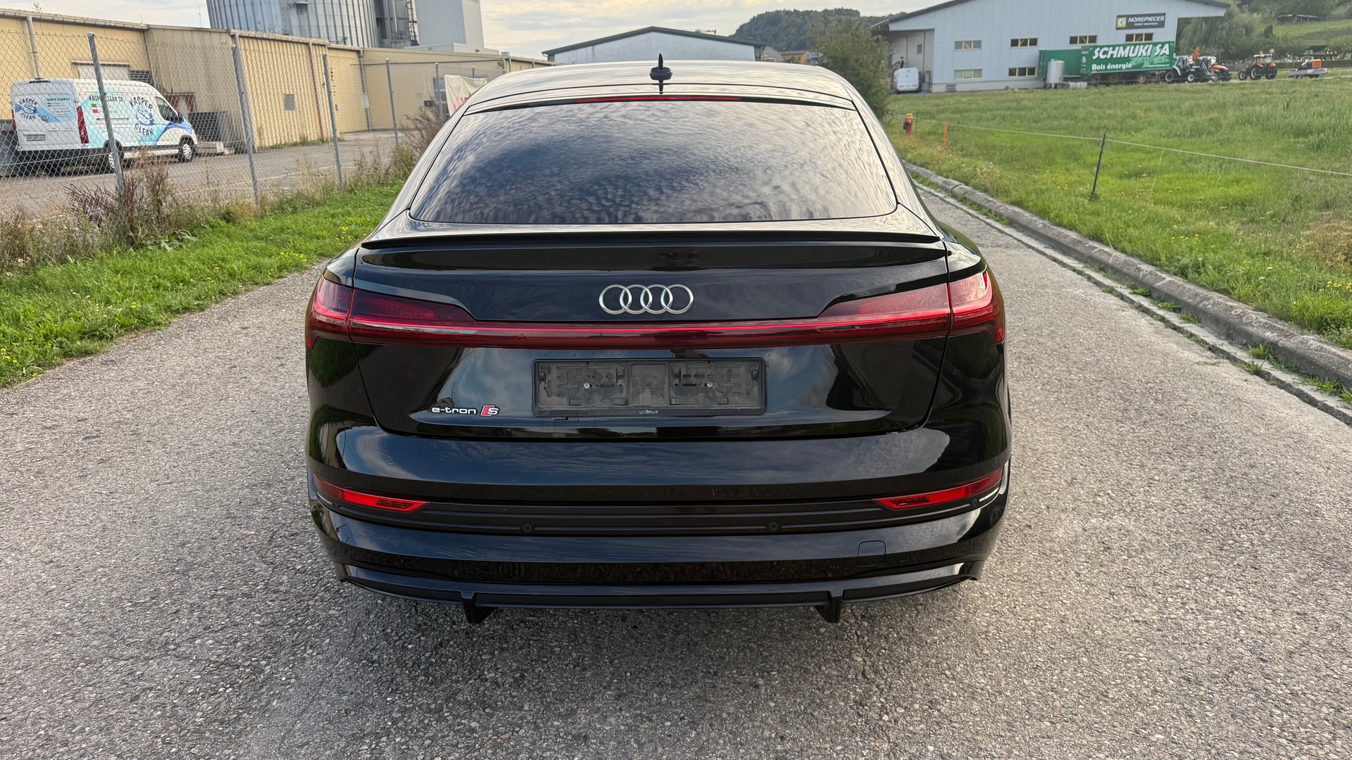 AUDI e-tron S Sportback quattro-image-4