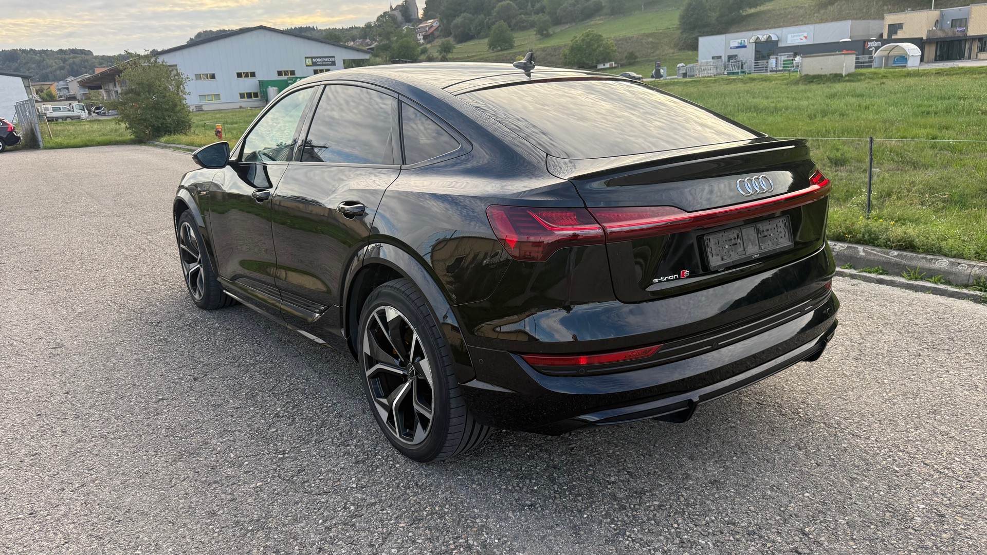 AUDI e-tron S Sportback quattro-image-5