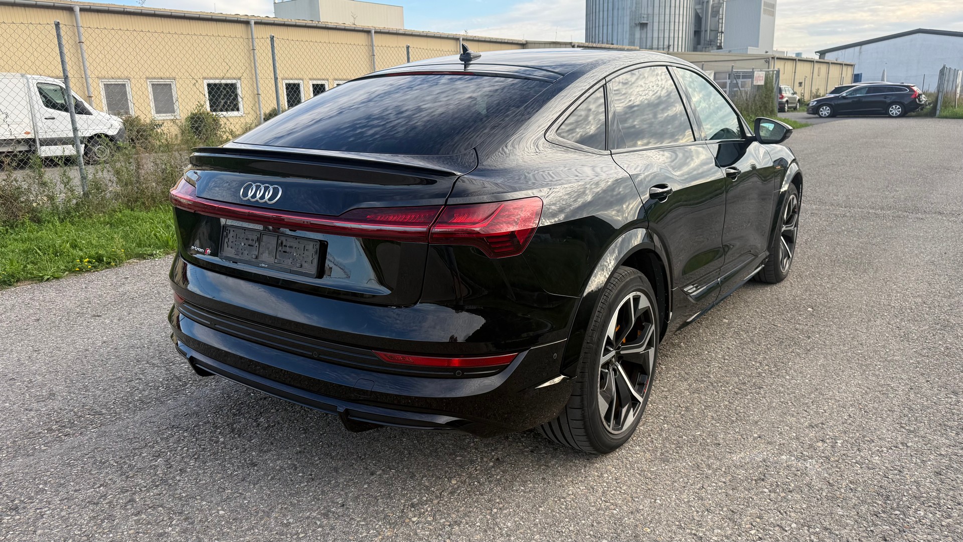 AUDI e-tron S Sportback quattro-image-3