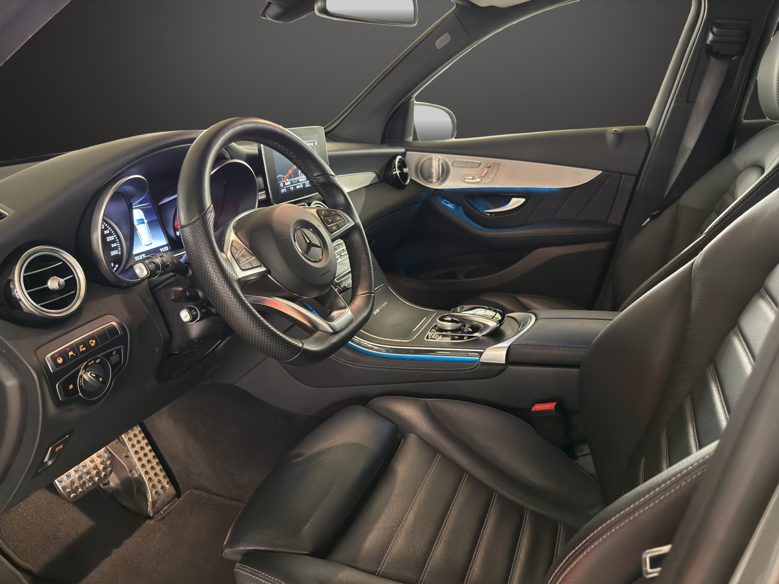 MERCEDES-BENZ GLC 250 AMG Line 4Matic 9G-Tronic-image-10