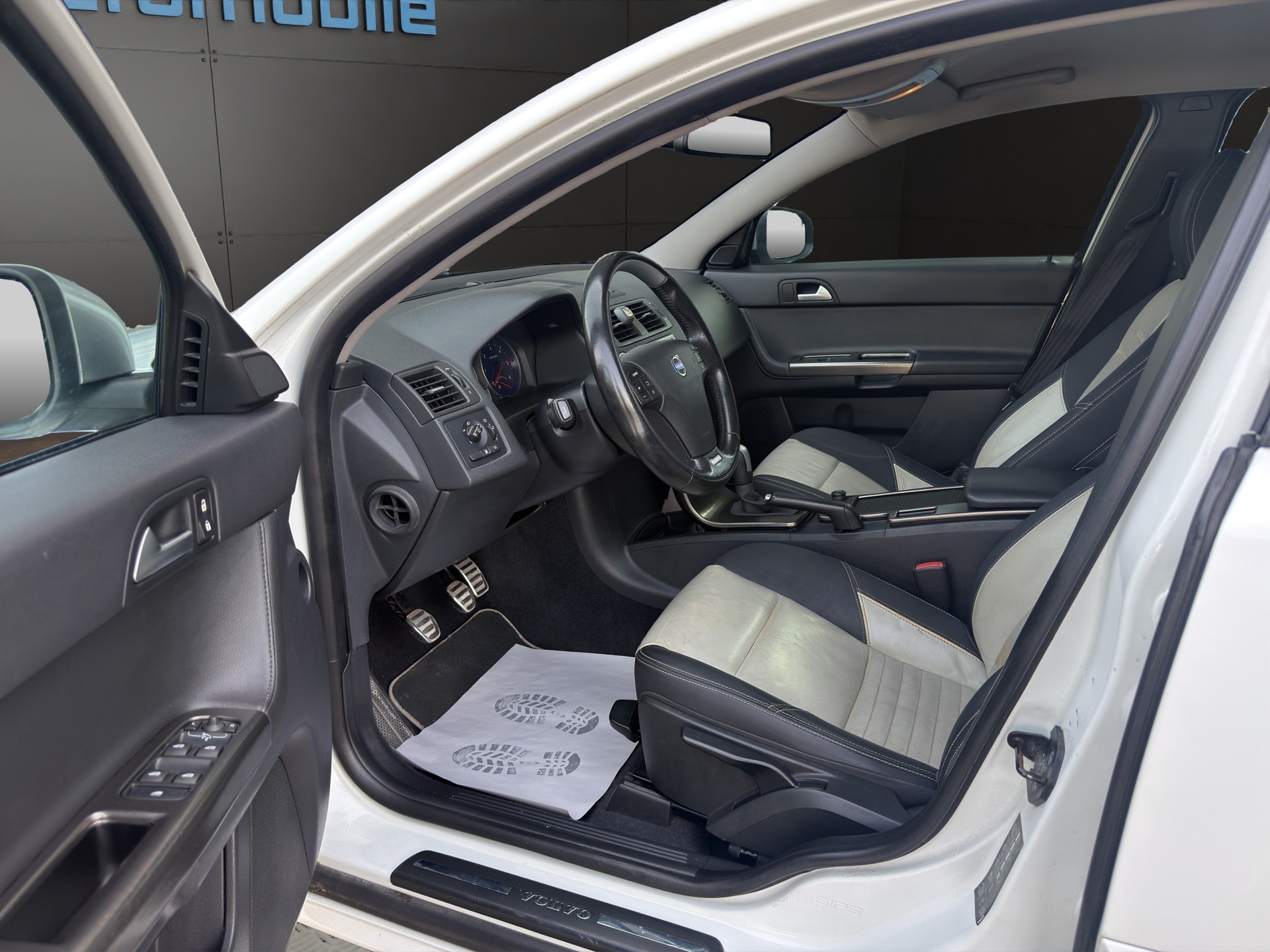 VOLVO V50 D4 Business Pro Edition-image-14