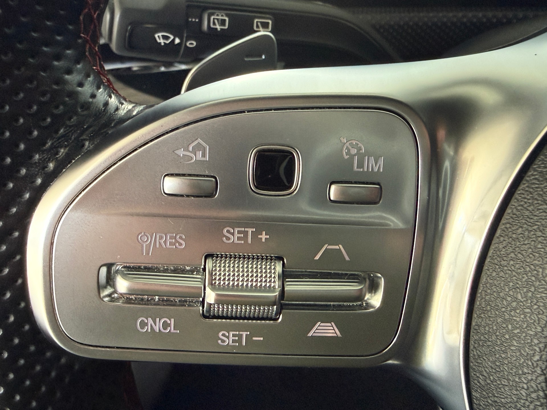 MERCEDES-BENZ A 250 AMG Line 7G-DCT ***Frisch ab Mercedes-Benz Service***Neue Bremsen vorne+hinten***Panoramadach***-image-14