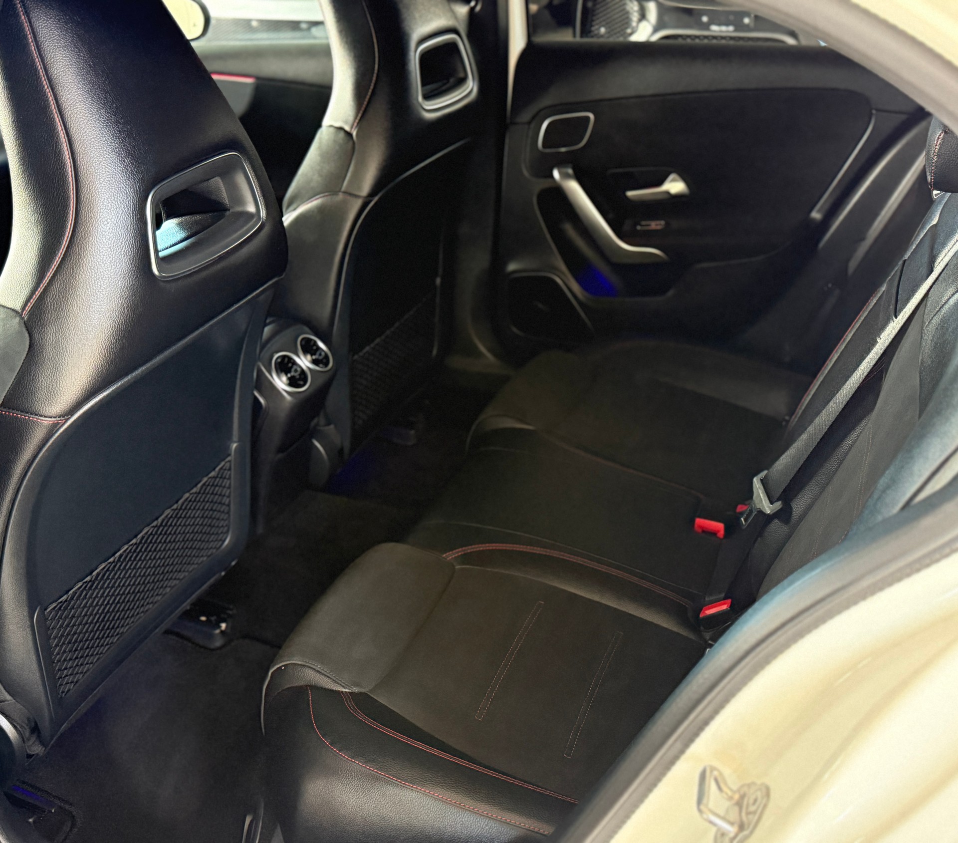 MERCEDES-BENZ A 250 AMG Line 7G-DCT ***Frisch ab Mercedes-Benz Service***Neue Bremsen vorne+hinten***Panoramadach***-image-27