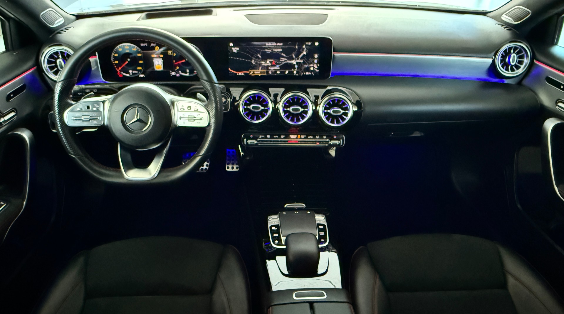 MERCEDES-BENZ A 250 AMG Line 7G-DCT ***Frisch ab Mercedes-Benz Service***Neue Bremsen vorne+hinten***Panoramadach***-image-12