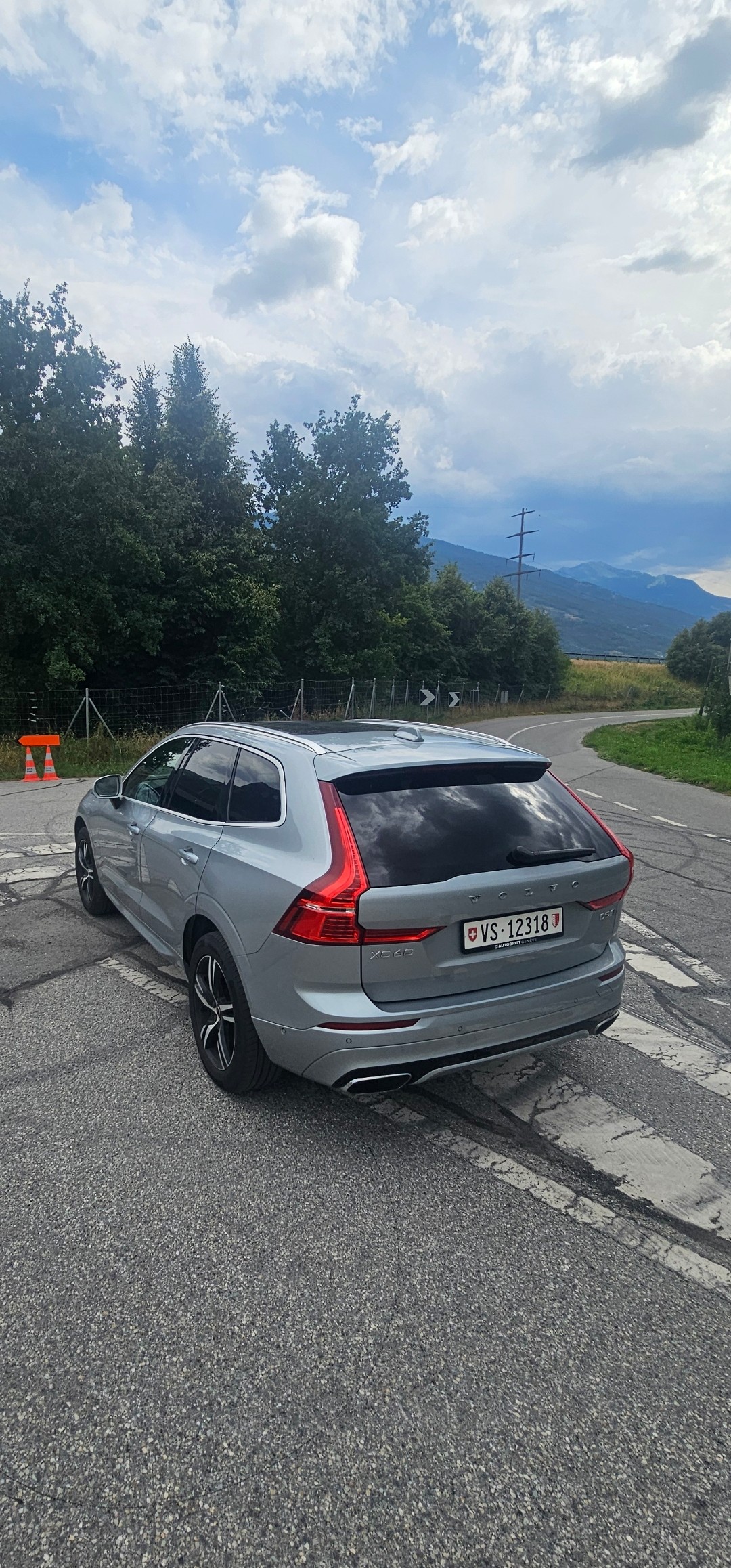 VOLVO 2.0 D5 R-Design AWD-image-2