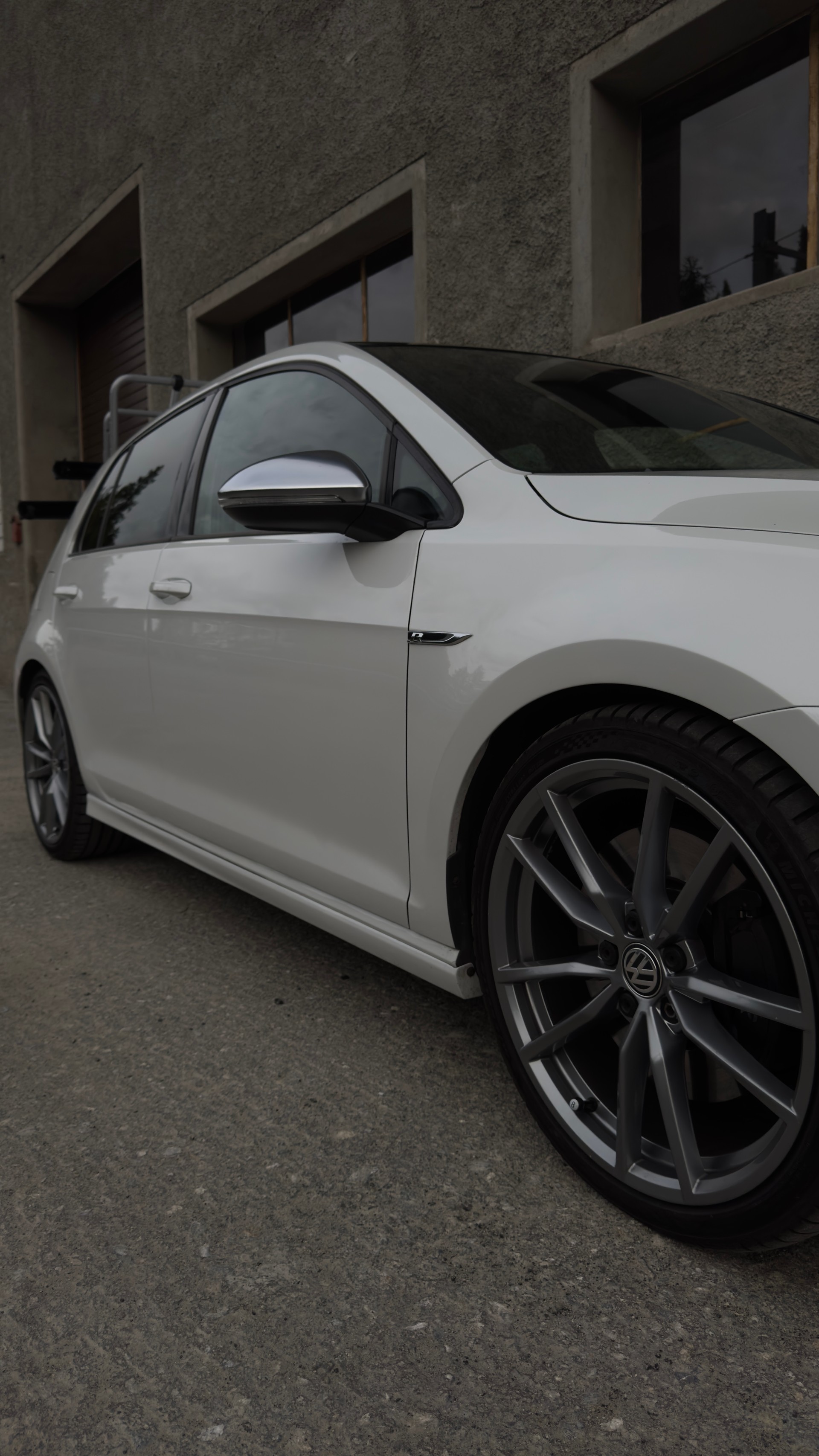 VW 2.0 TSI R DSG 4motion-image-1