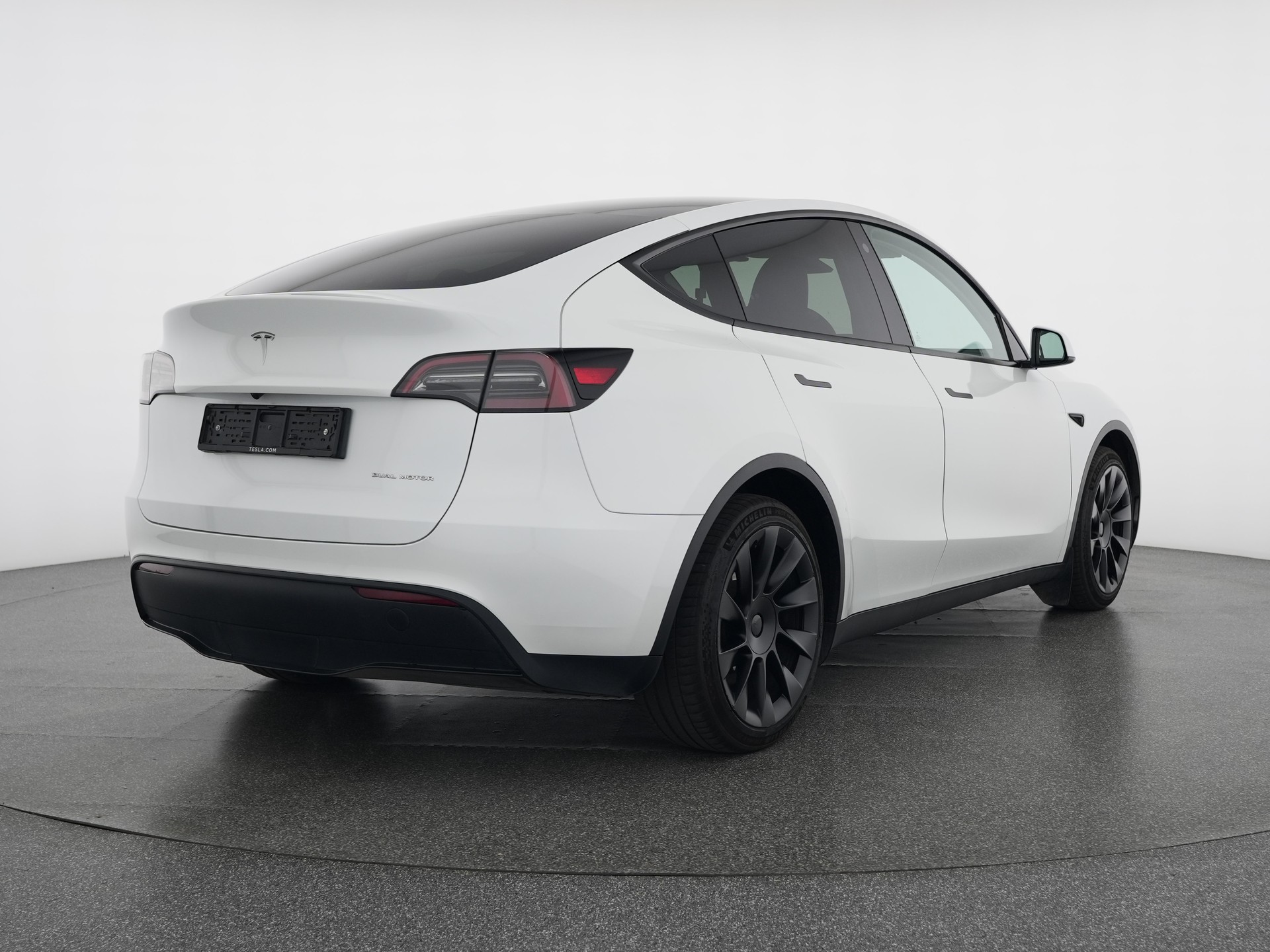 TESLA Model Y Long Range AWD-image-4