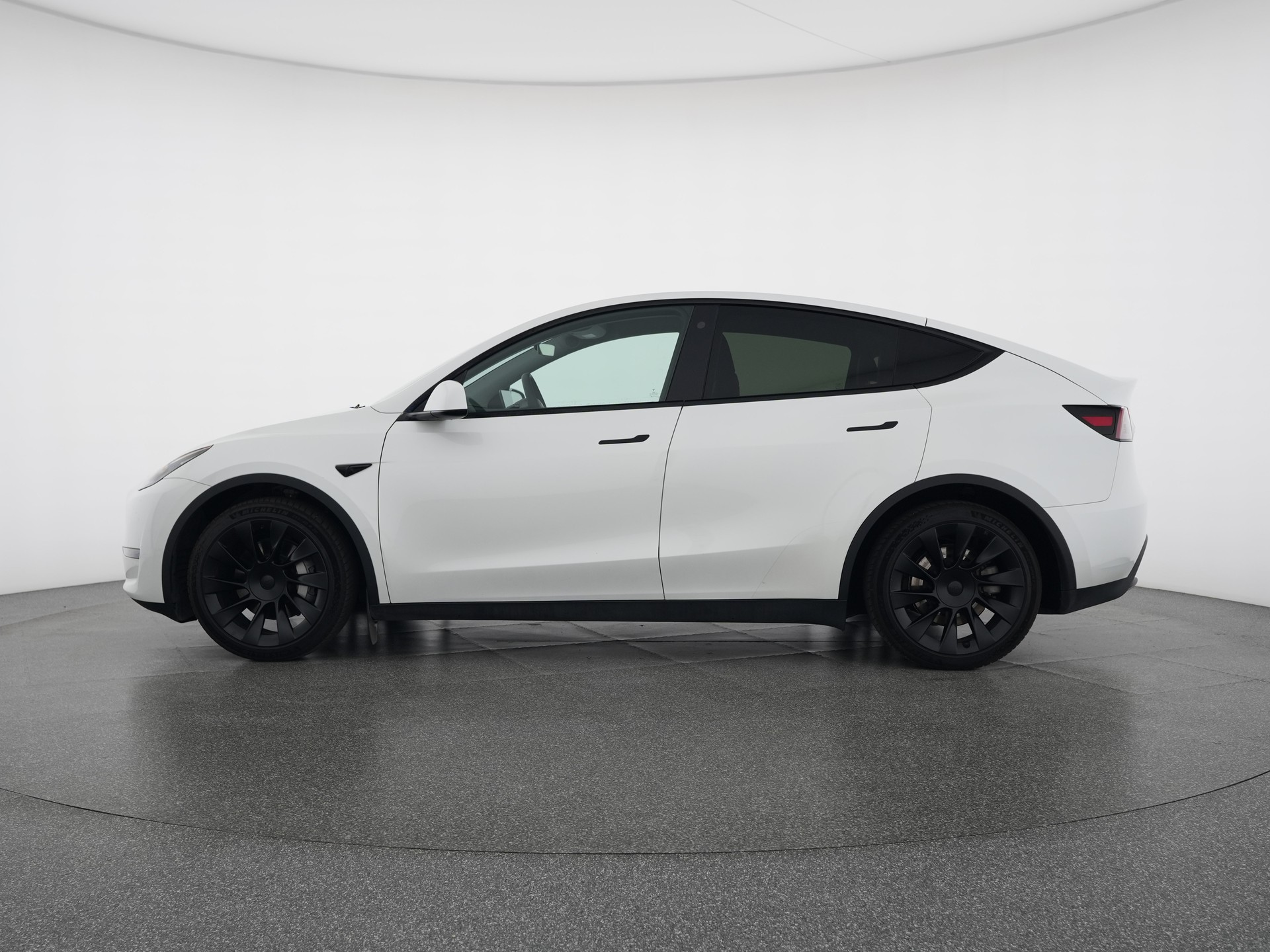 TESLA Model Y Long Range AWD-image-1