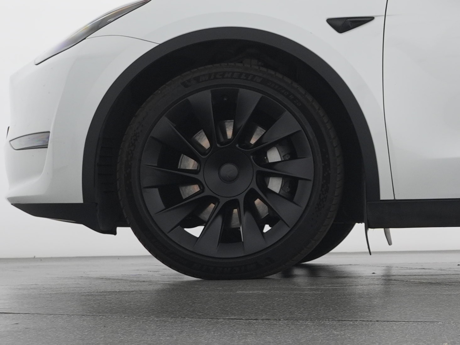 TESLA Model Y Long Range AWD-image-2