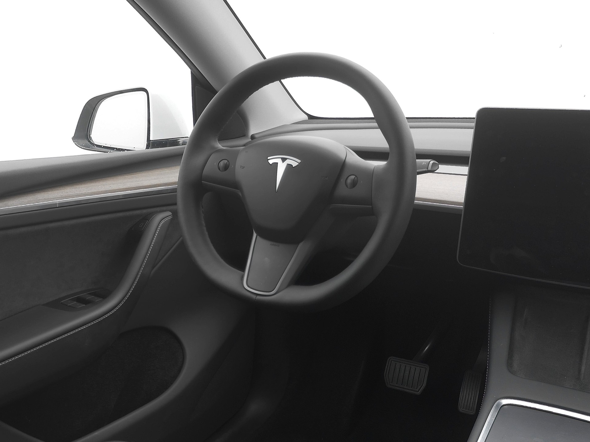 TESLA Model Y Long Range AWD-image-7