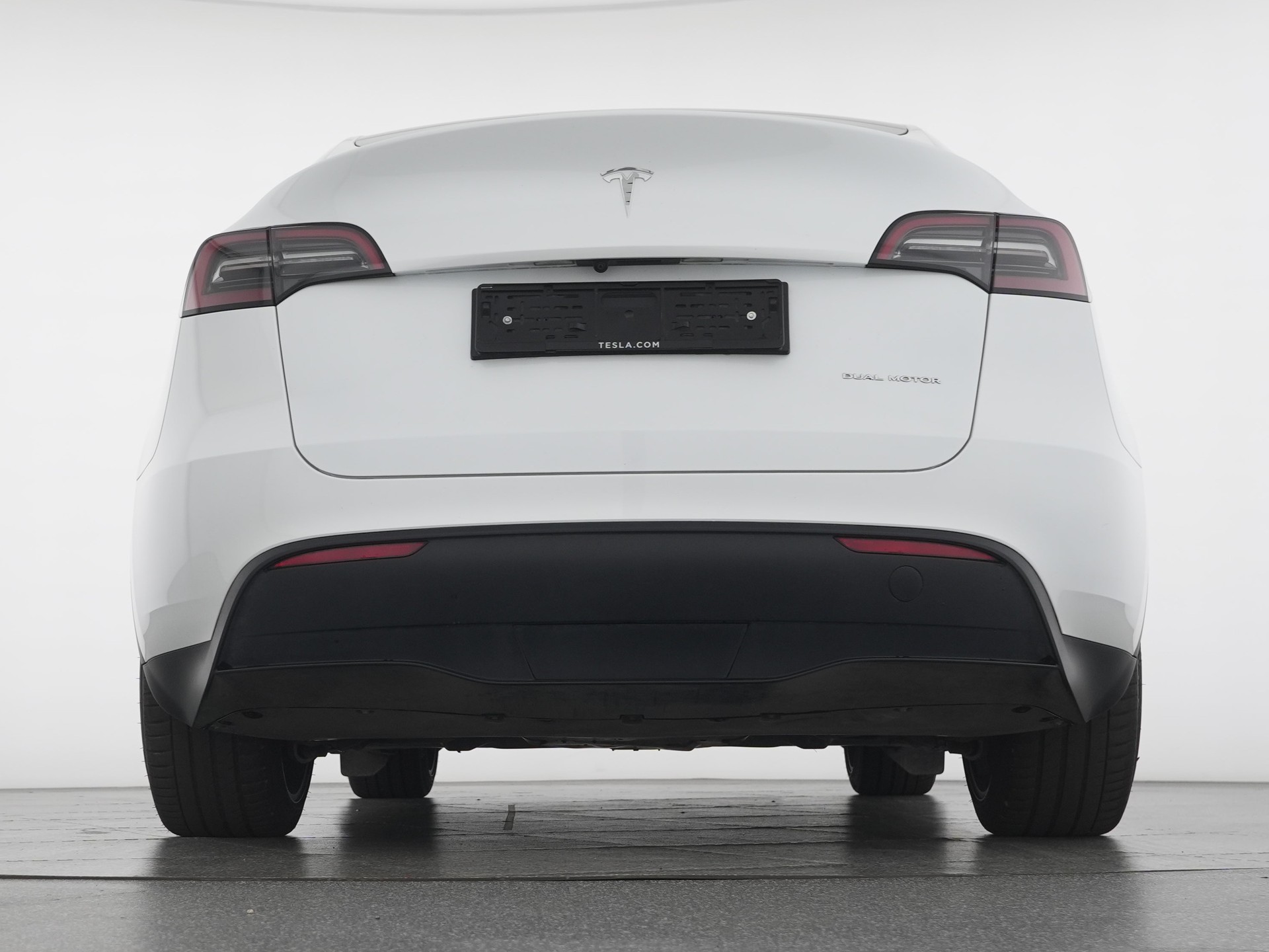 TESLA Model Y Long Range AWD-image-3