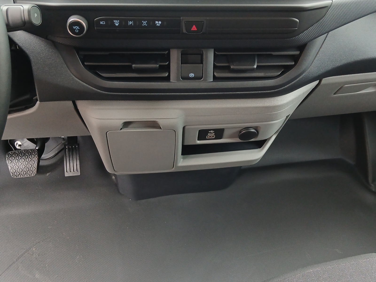 FORD E-Transit Custom Van 320 L1 Trend-image-12