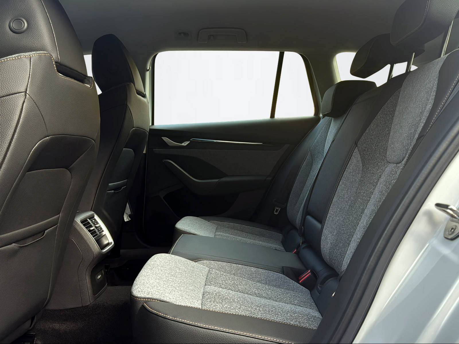 SKODA Octavia Combi 2.0 TSI Selection 4x4 DSG-image-8