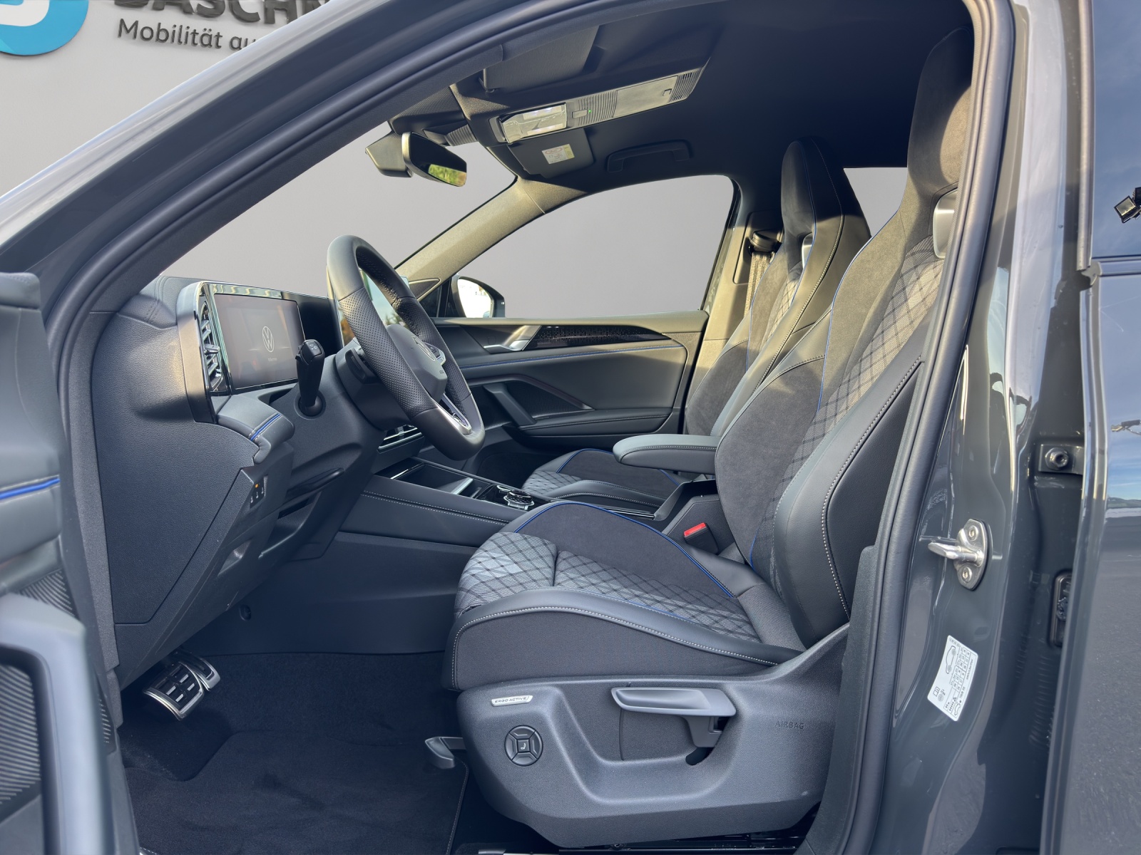 VW Tiguan 2.0 TDI SCR R-Line 4Motion DSG-image-3