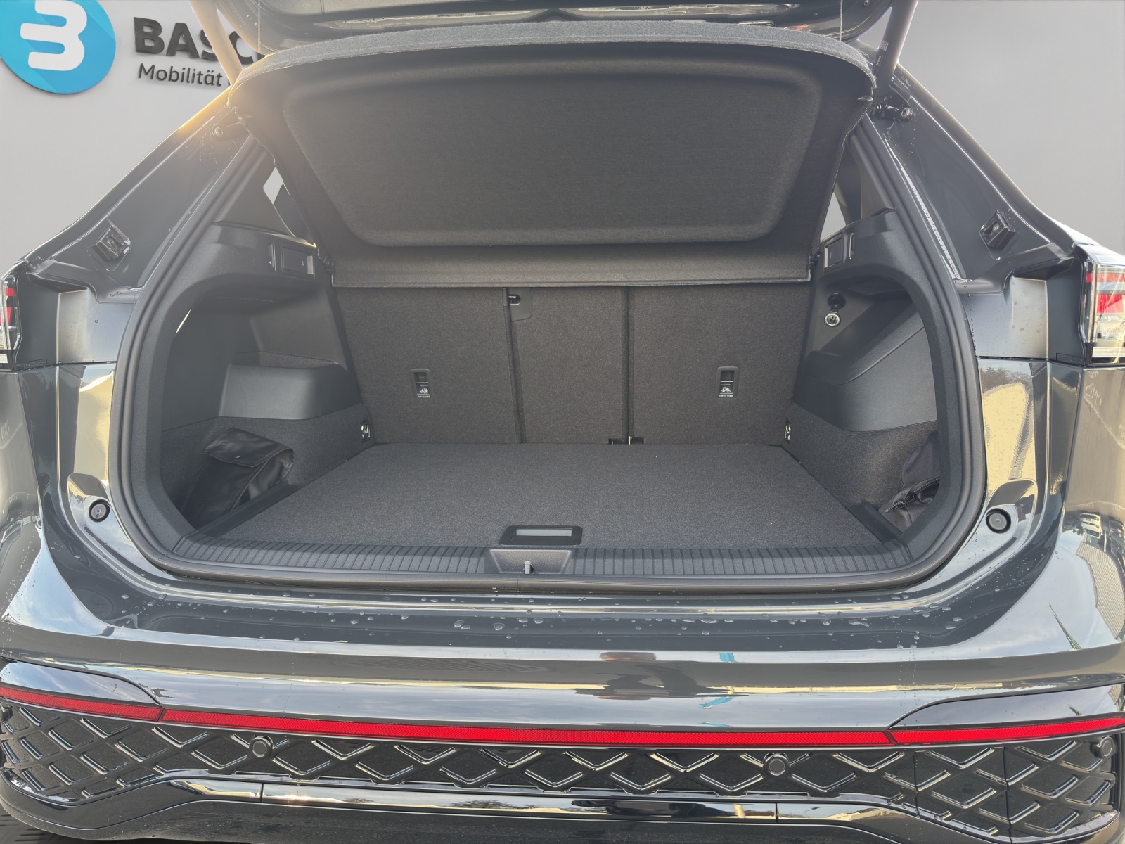 VW Tiguan 2.0 TDI SCR R-Line 4Motion DSG-image-5