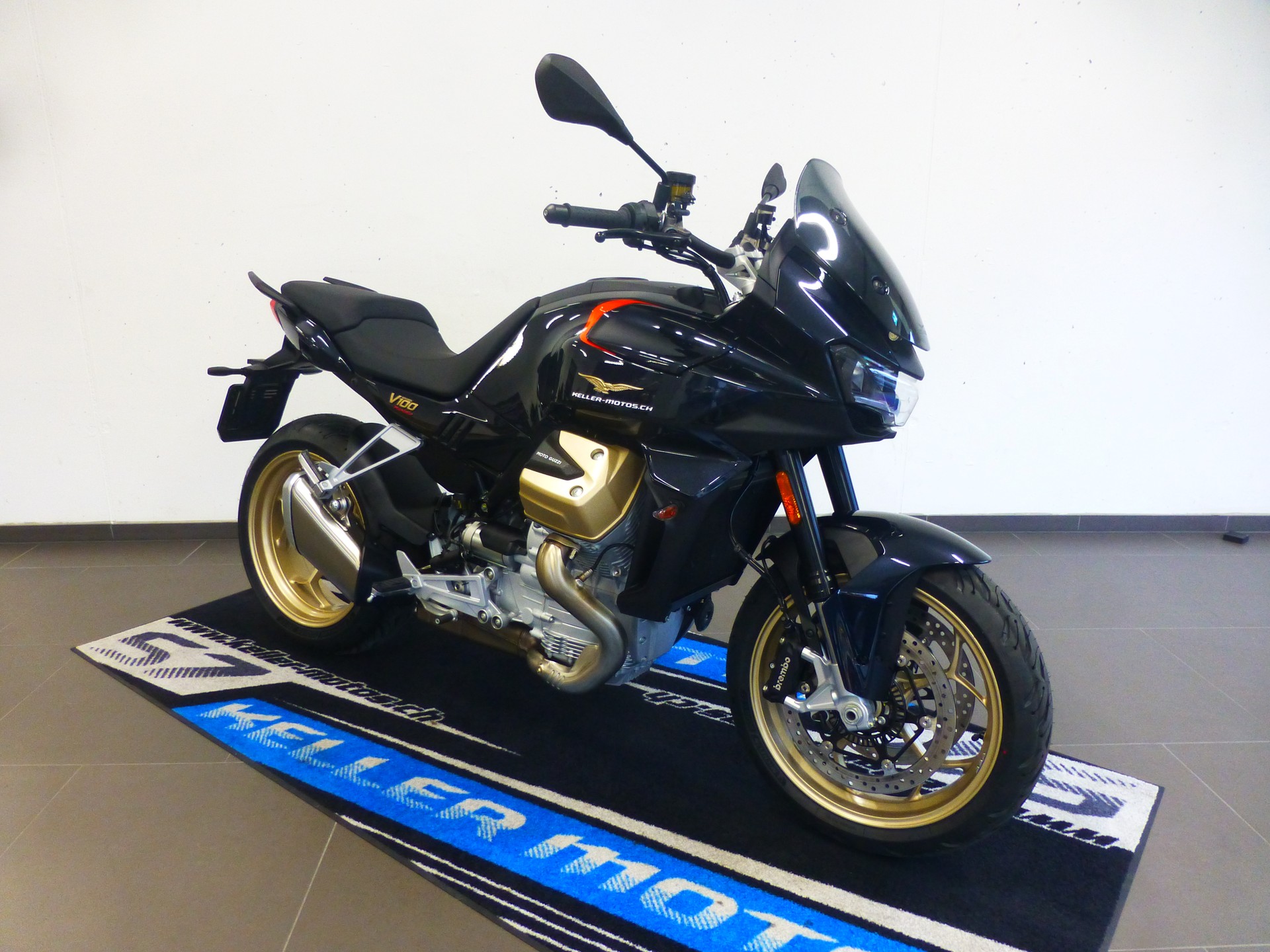 MOTO GUZZI V100 Mandello-showroom-element-2