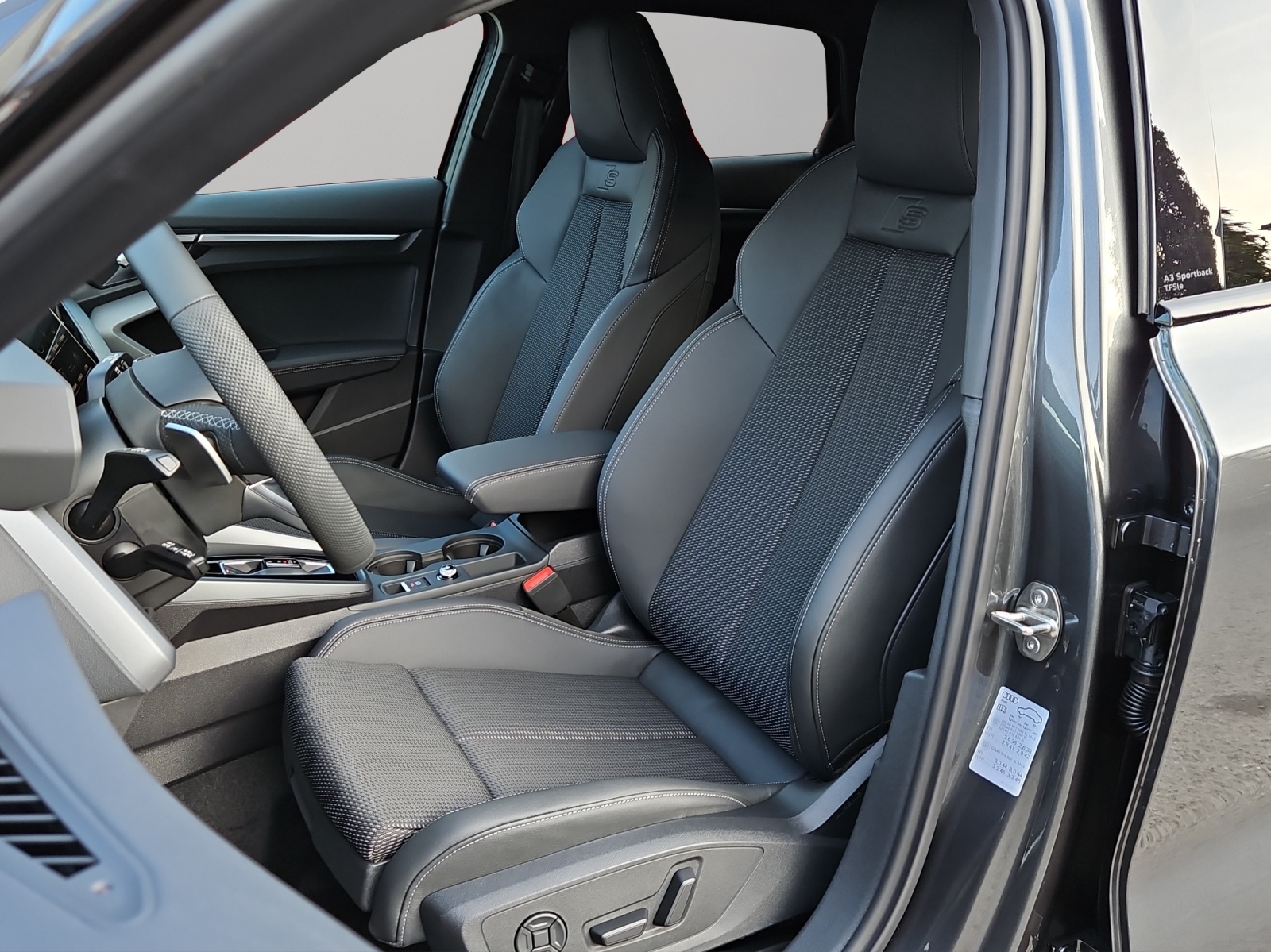 AUDI A3 Sportback TFSI e 200 kW S line Attraction S tronic-image-8