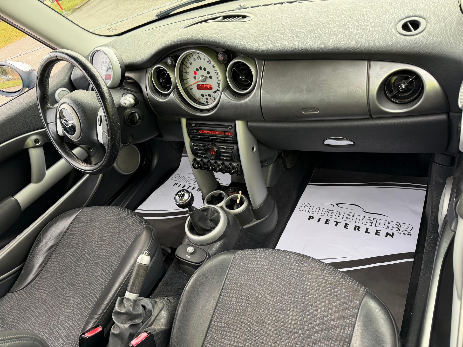 MINI COOPER 1.6 "LÄUFT GUT" LENKUNG NEU. MIT SERVICHEFT + 2 SCHLÜSSEL. ZUM AUFBEREITEN. PREIS NUR 1300.--showroom-element-3