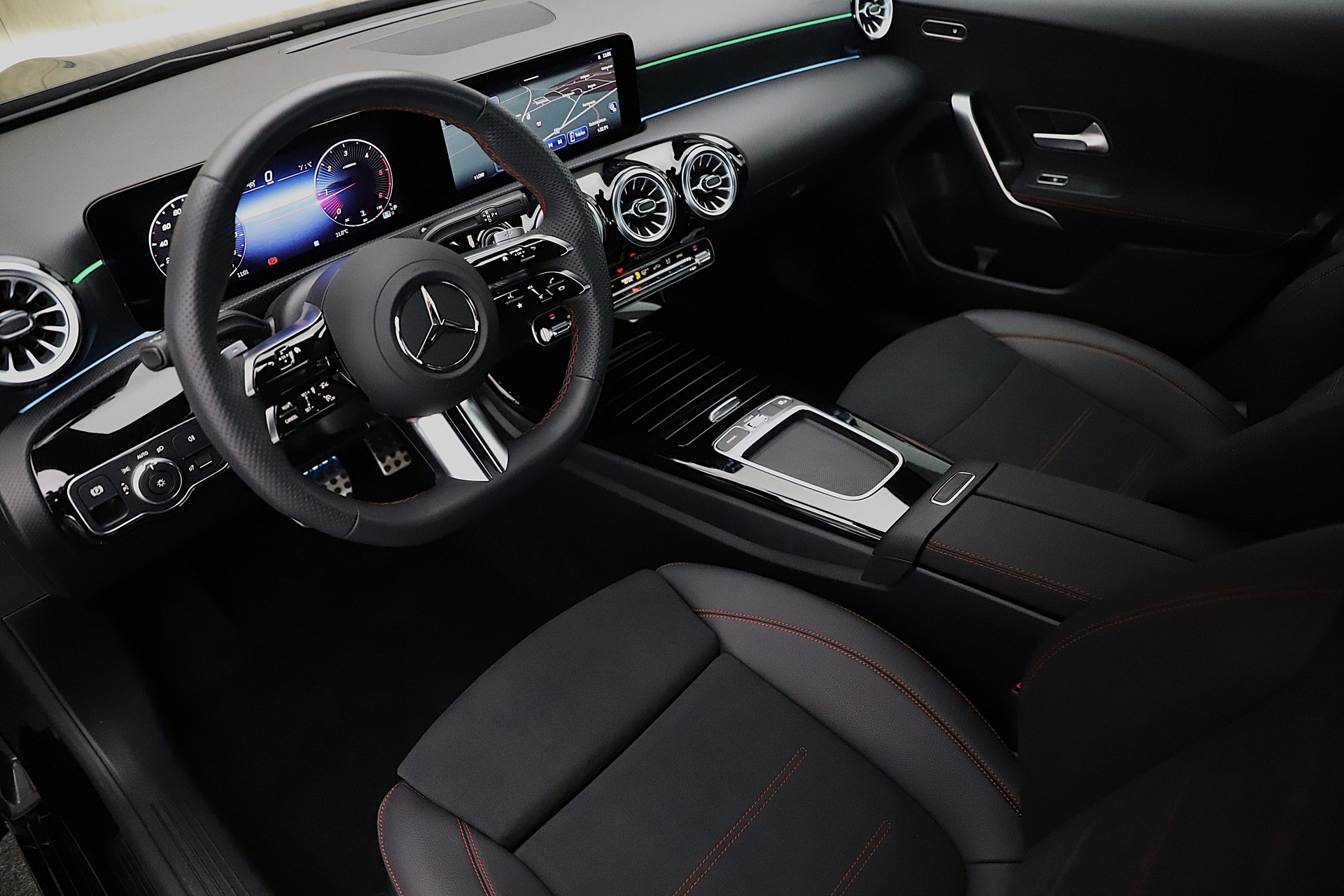 MERCEDES-BENZ A 200 d 8G-DCT AMG Line Advance Plus-image-4