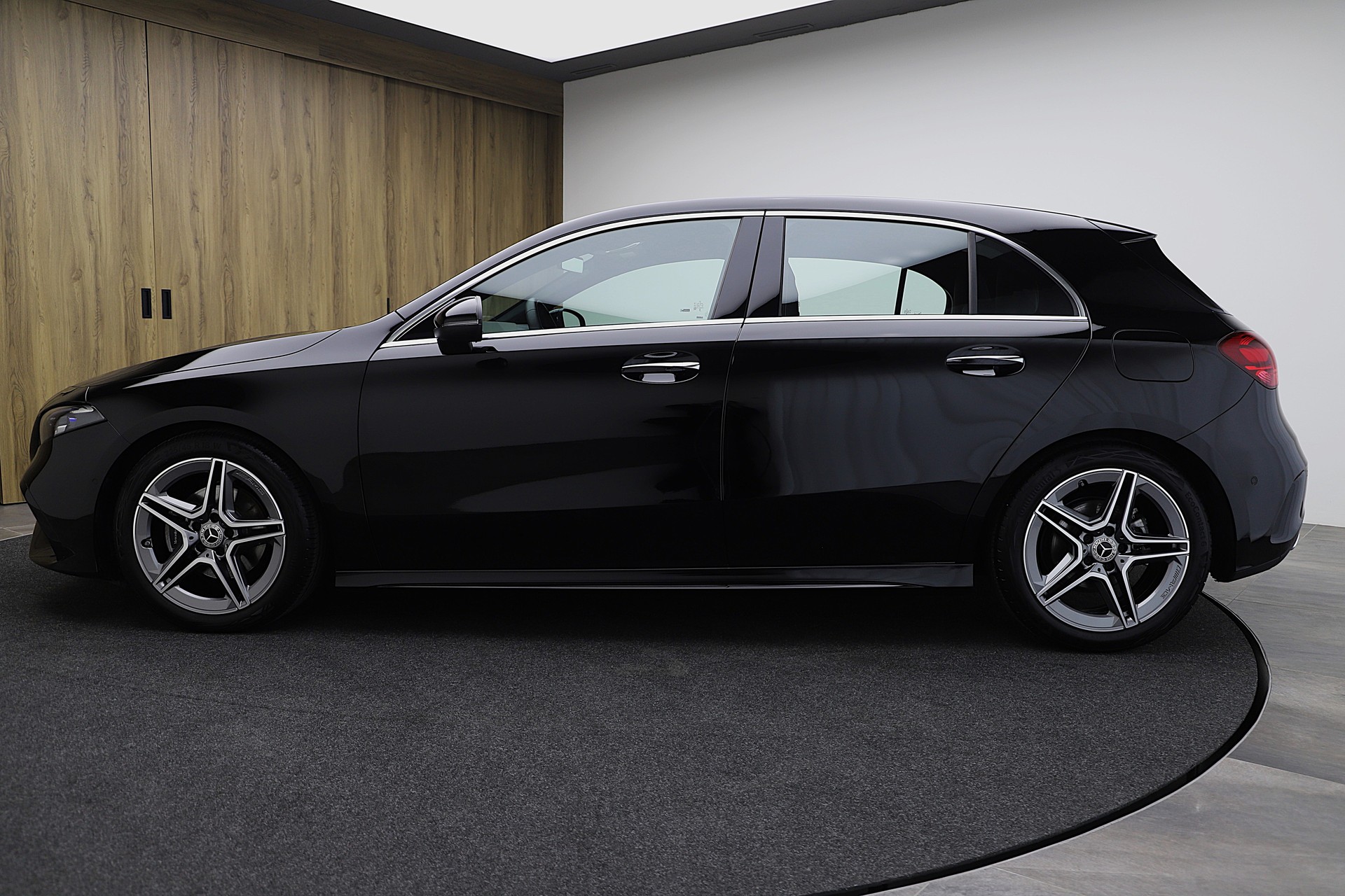 MERCEDES-BENZ A 200 d 8G-DCT AMG Line Advance Plus-image-2