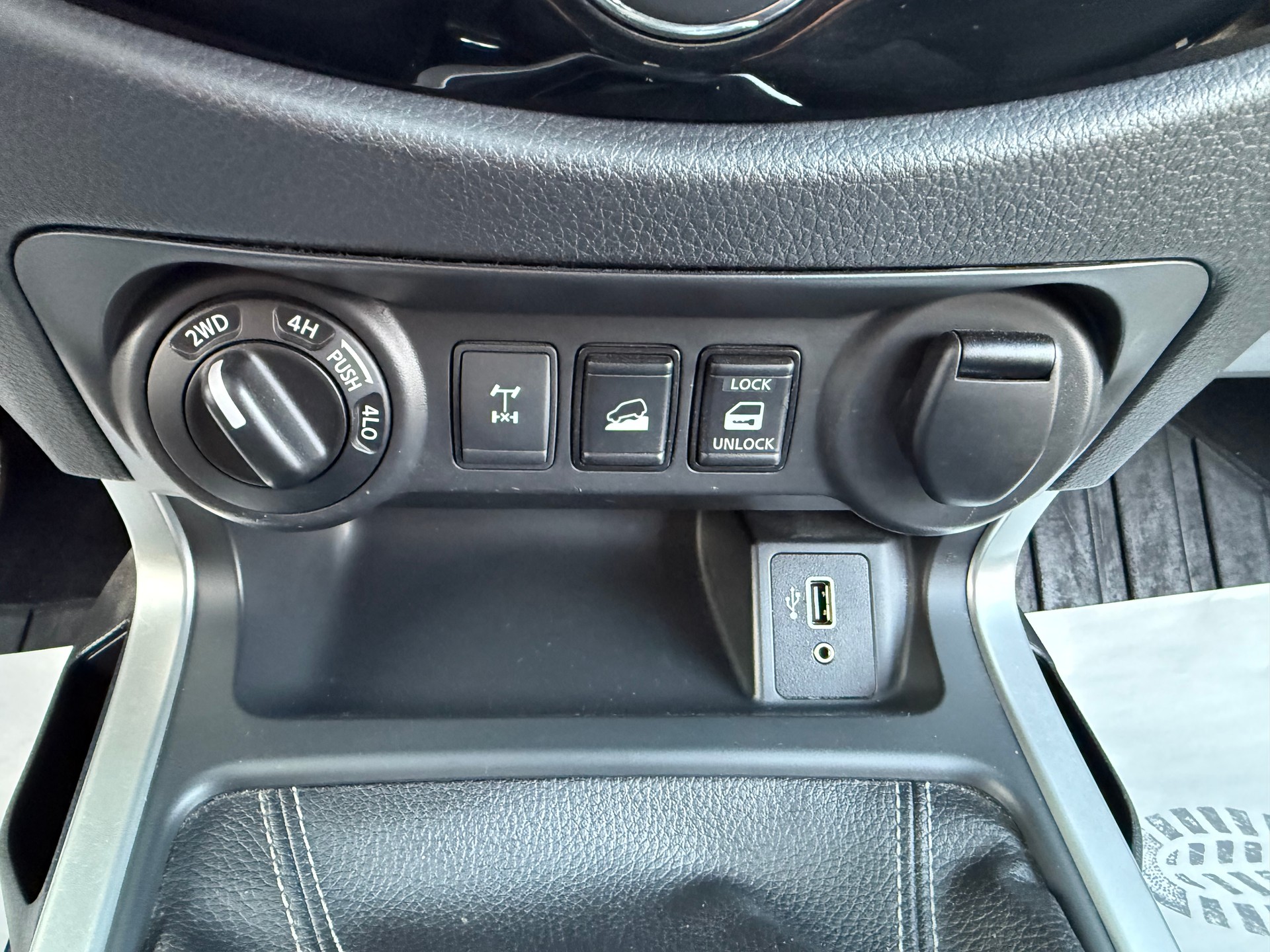 NISSAN Navara Double Cab Tekna 2.3 dCi 4WD-image-8