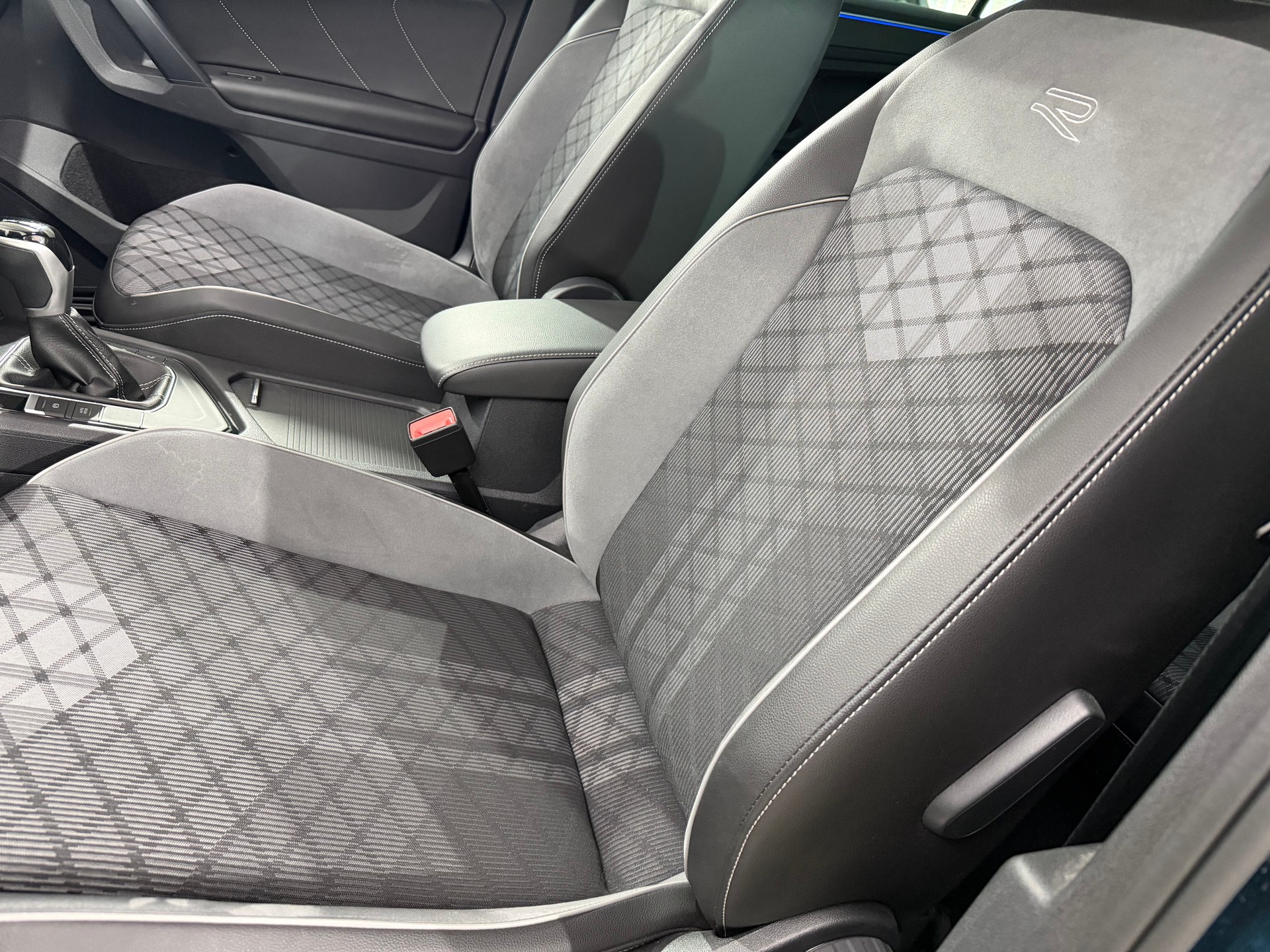 VOLVO Tiguan 1.4 TSI PHEV R-Line DSG-image-8