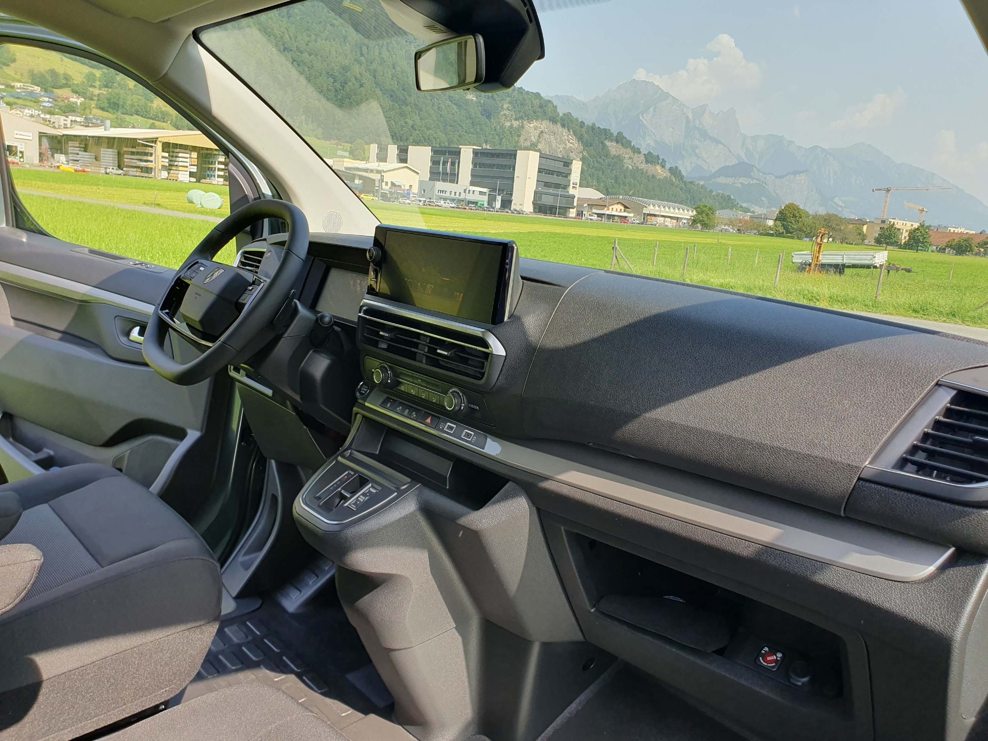 PEUGEOT e-Traveller Standard 75 kWh Business-image-9