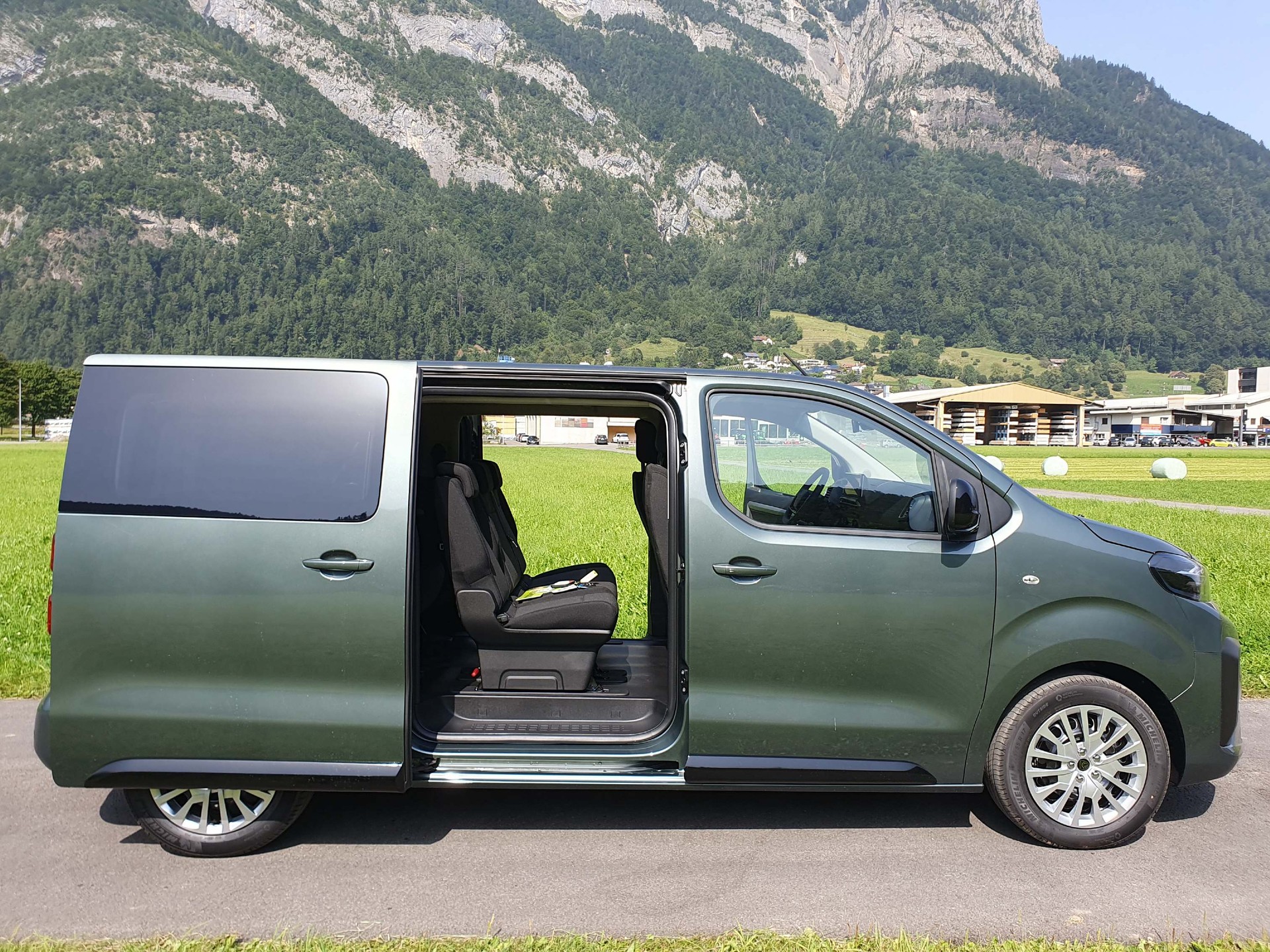 PEUGEOT e-Traveller Standard 75 kWh Business-image-8