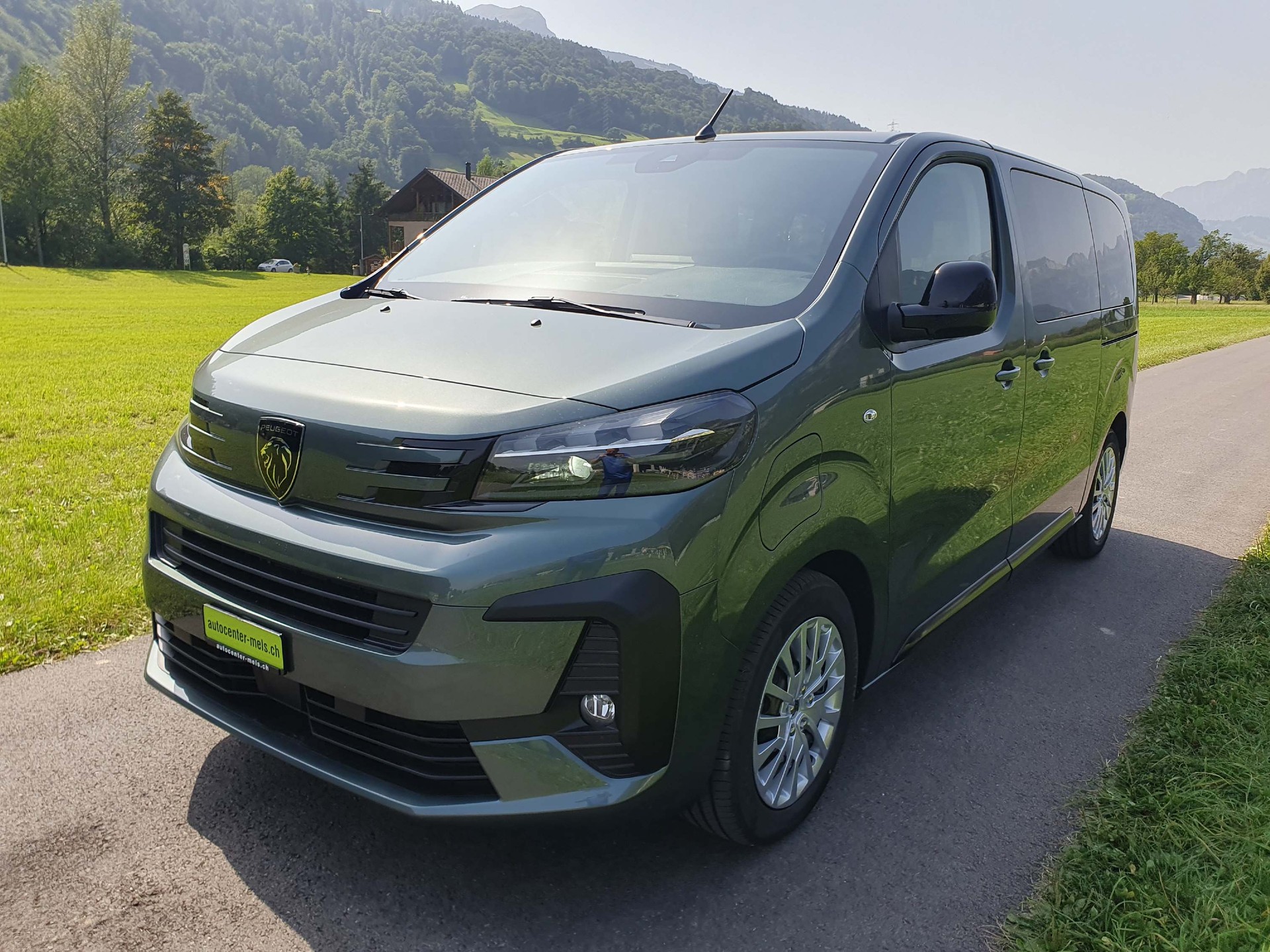 PEUGEOT e-Traveller Standard 75 kWh Business-image-3