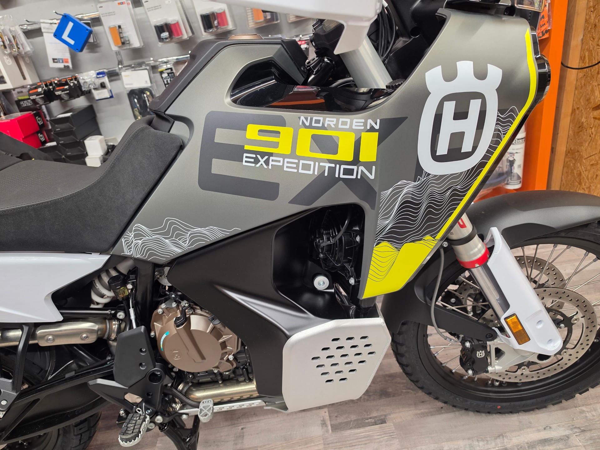 HUSQVARNA Norden 901 Expedition-showroom-element-1