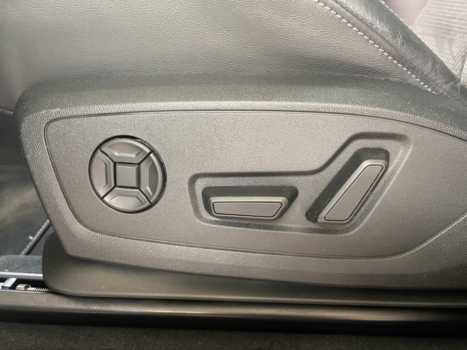AUDI Q3 45 TFSI e S line Attraction S-tronic-image-15