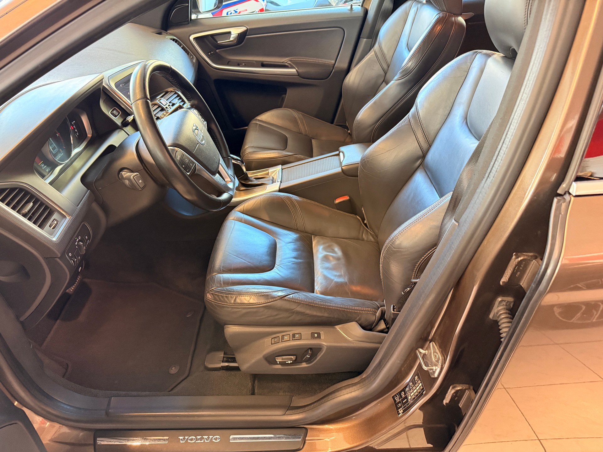VOLVO XC60 2.4 D5 Facelift (Model 2014) Momentum R-Design AWD-image-3