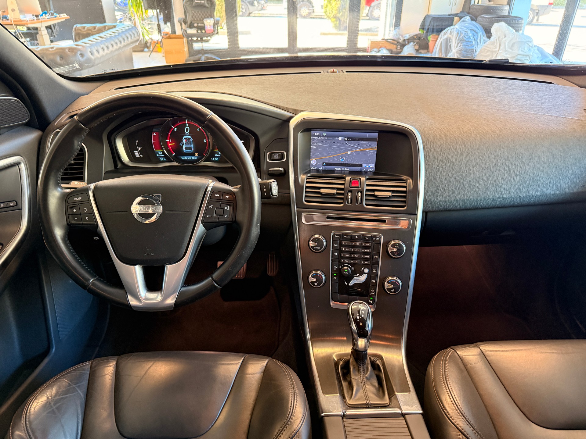VOLVO XC60 2.4 D5 Facelift (Model 2014) Momentum R-Design AWD-image-8