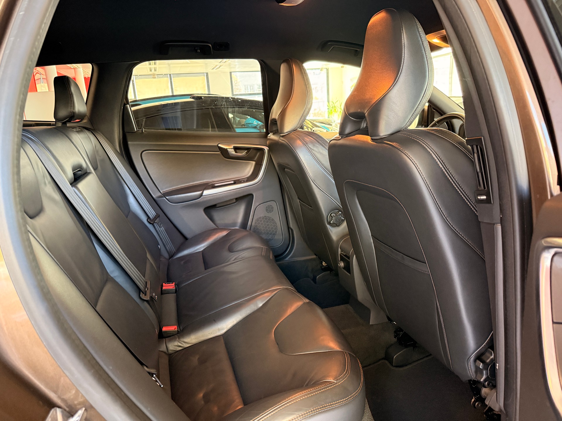 VOLVO XC60 2.4 D5 Facelift (Model 2014) Momentum R-Design AWD-image-12