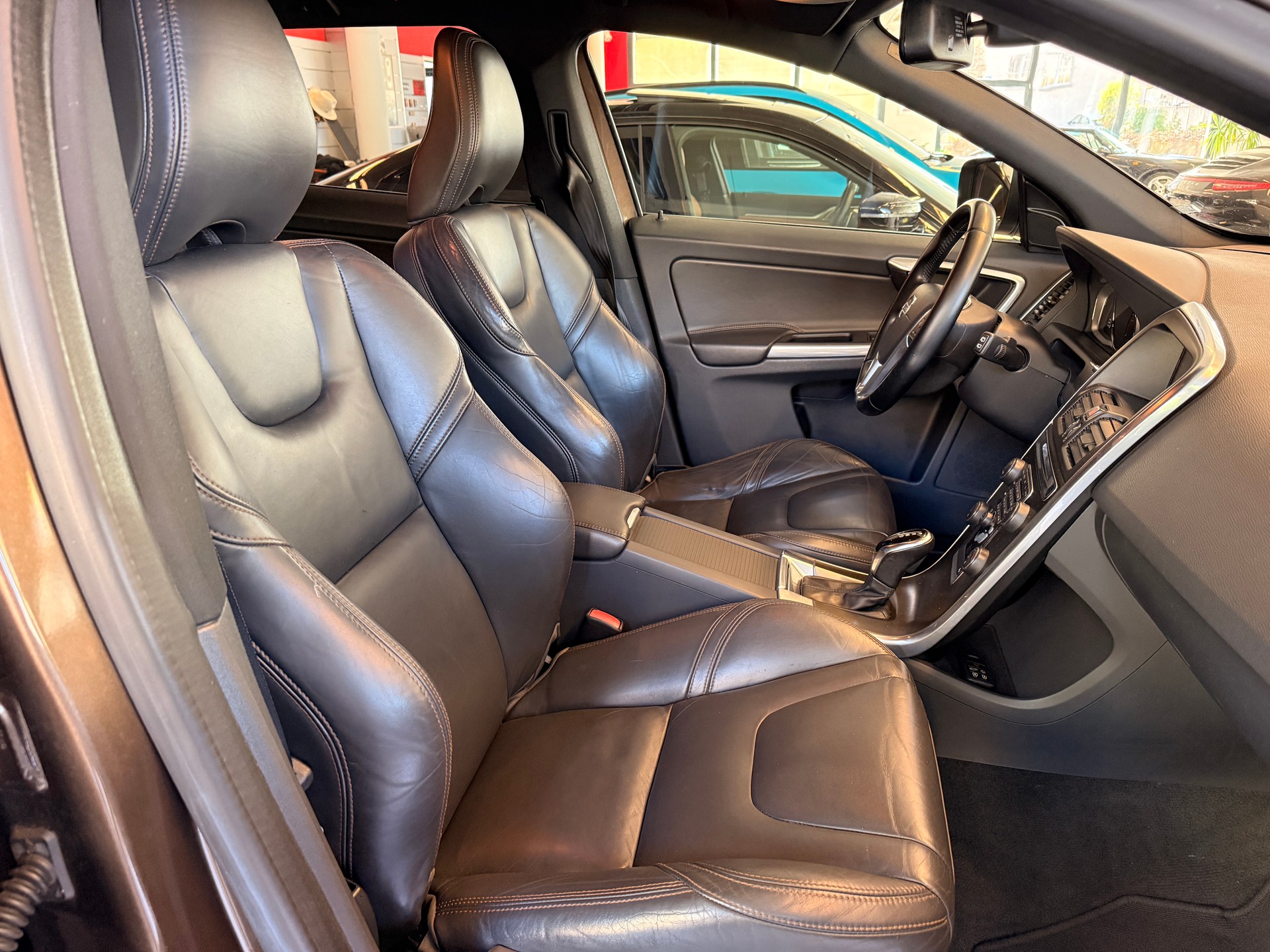 VOLVO XC60 2.4 D5 Facelift (Model 2014) Momentum R-Design AWD-image-11