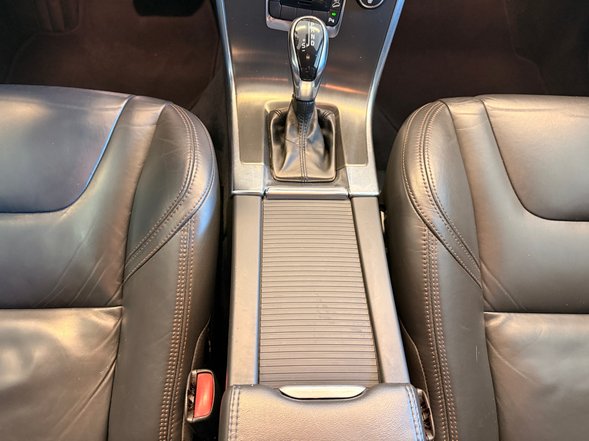 VOLVO XC60 2.4 D5 Facelift (Model 2014) Momentum R-Design AWD-image-10