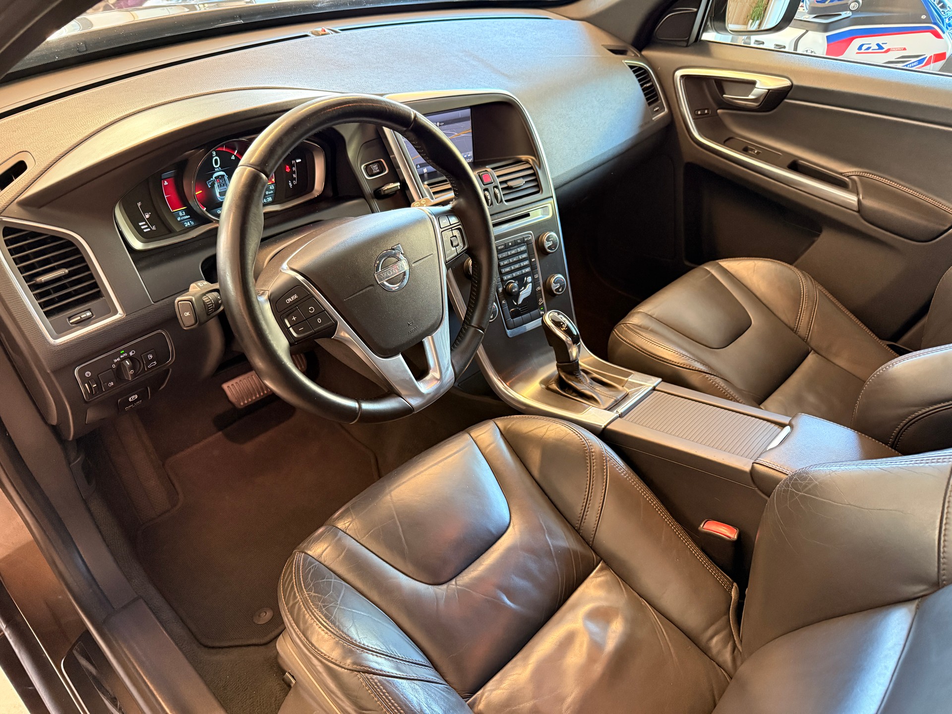 VOLVO XC60 2.4 D5 Facelift (Model 2014) Momentum R-Design AWD-image-5