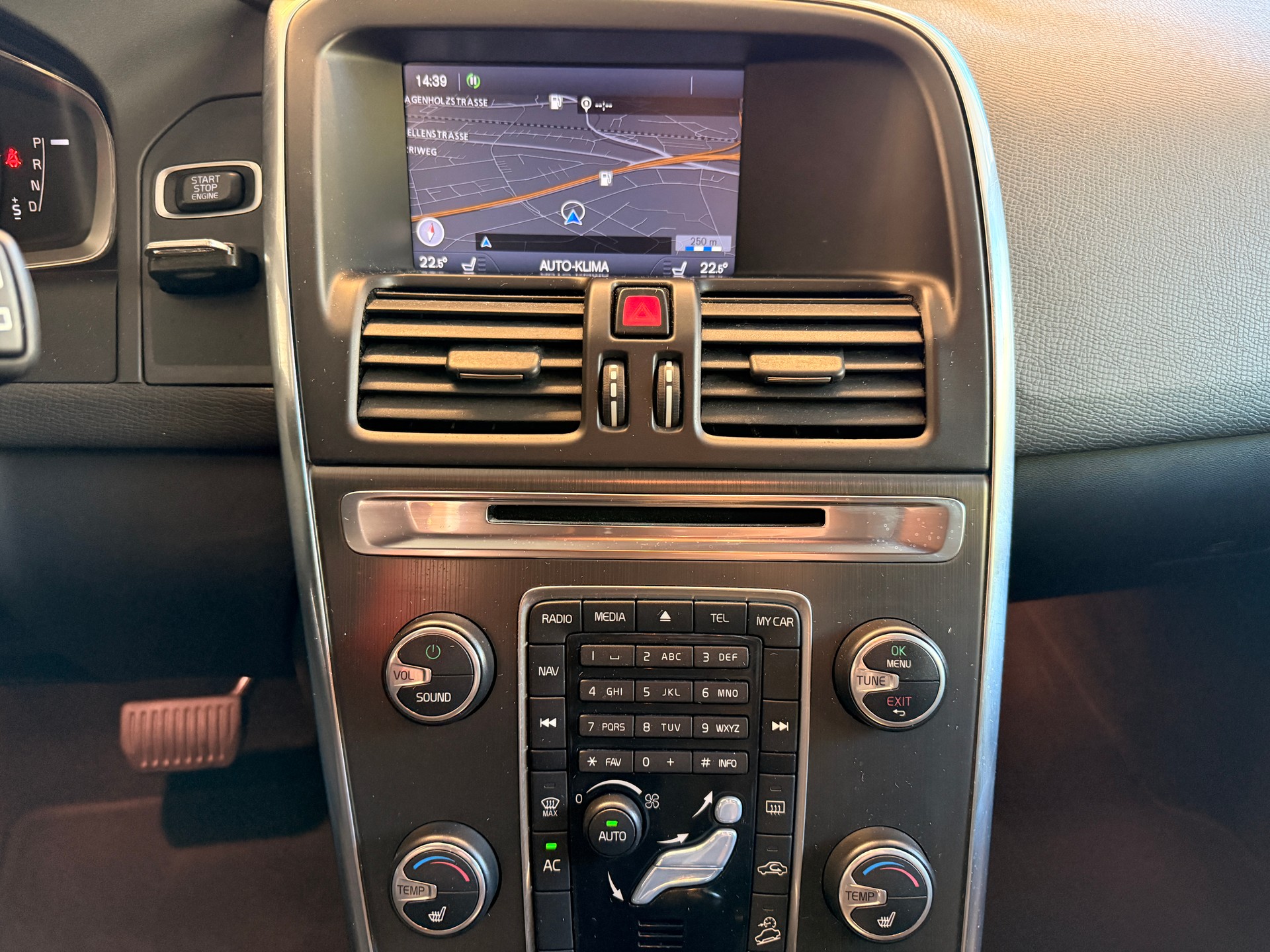 VOLVO XC60 2.4 D5 Facelift (Model 2014) Momentum R-Design AWD-image-9