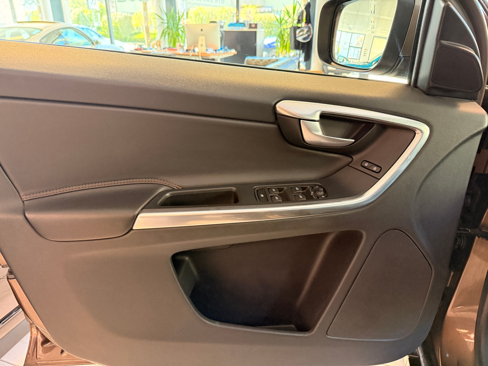 VOLVO XC60 2.4 D5 Facelift (Model 2014) Momentum R-Design AWD-image-6