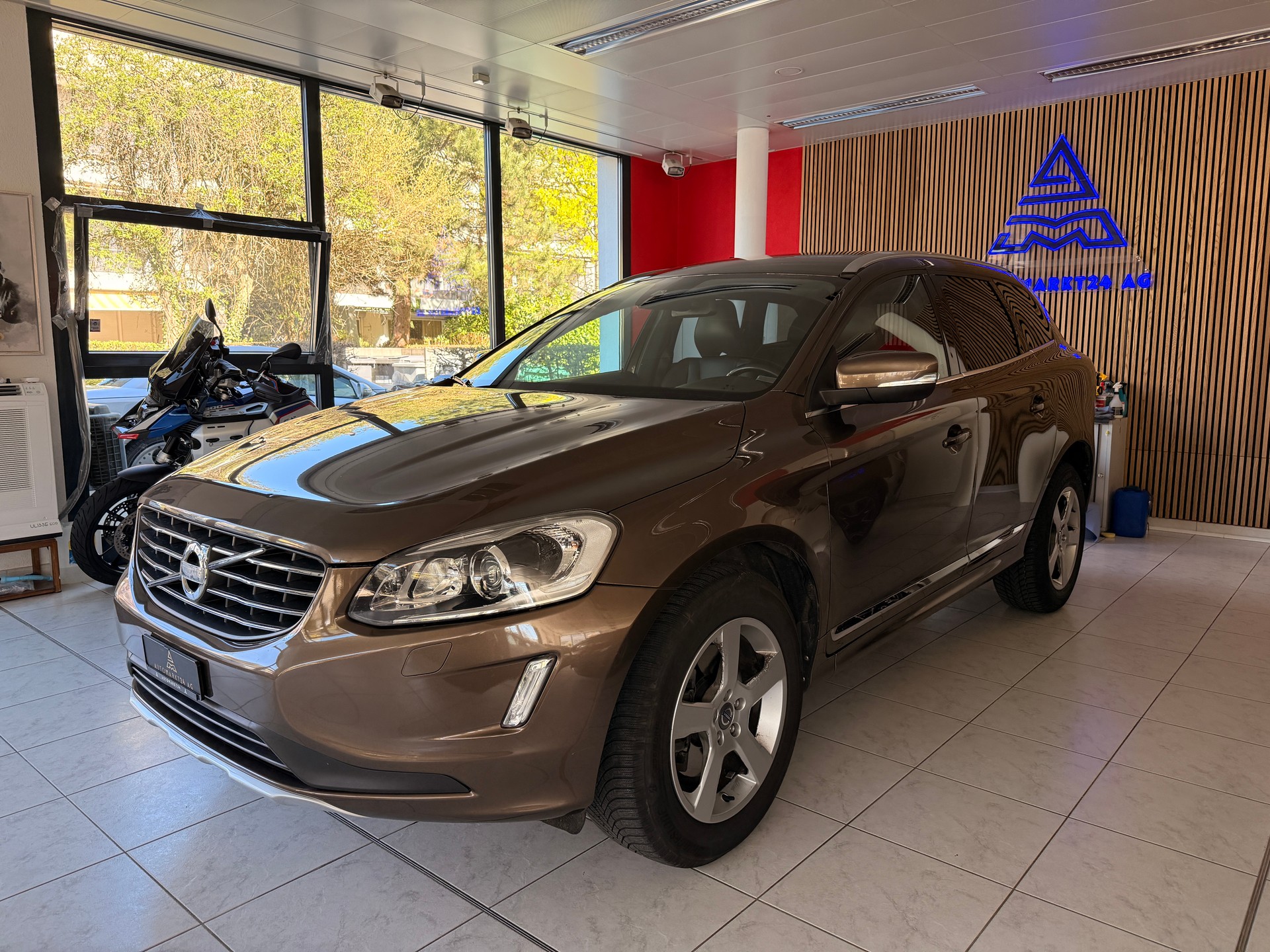 VOLVO XC60 2.4 D5 Facelift (Model 2014) Momentum R-Design AWD-image-2