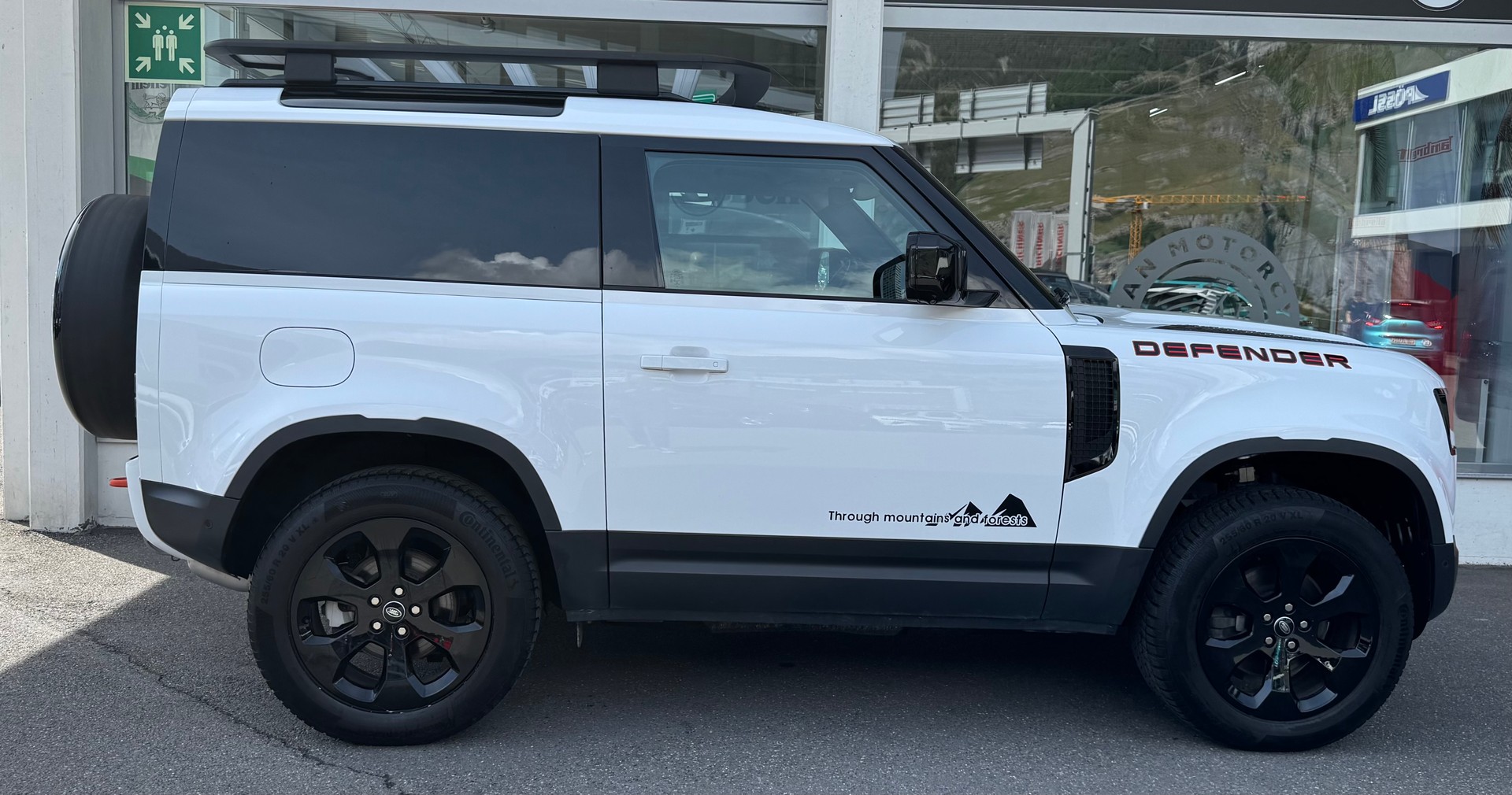 LAND ROVER Defender Hard Top 90 3.0D I6 200 AT8-image-1