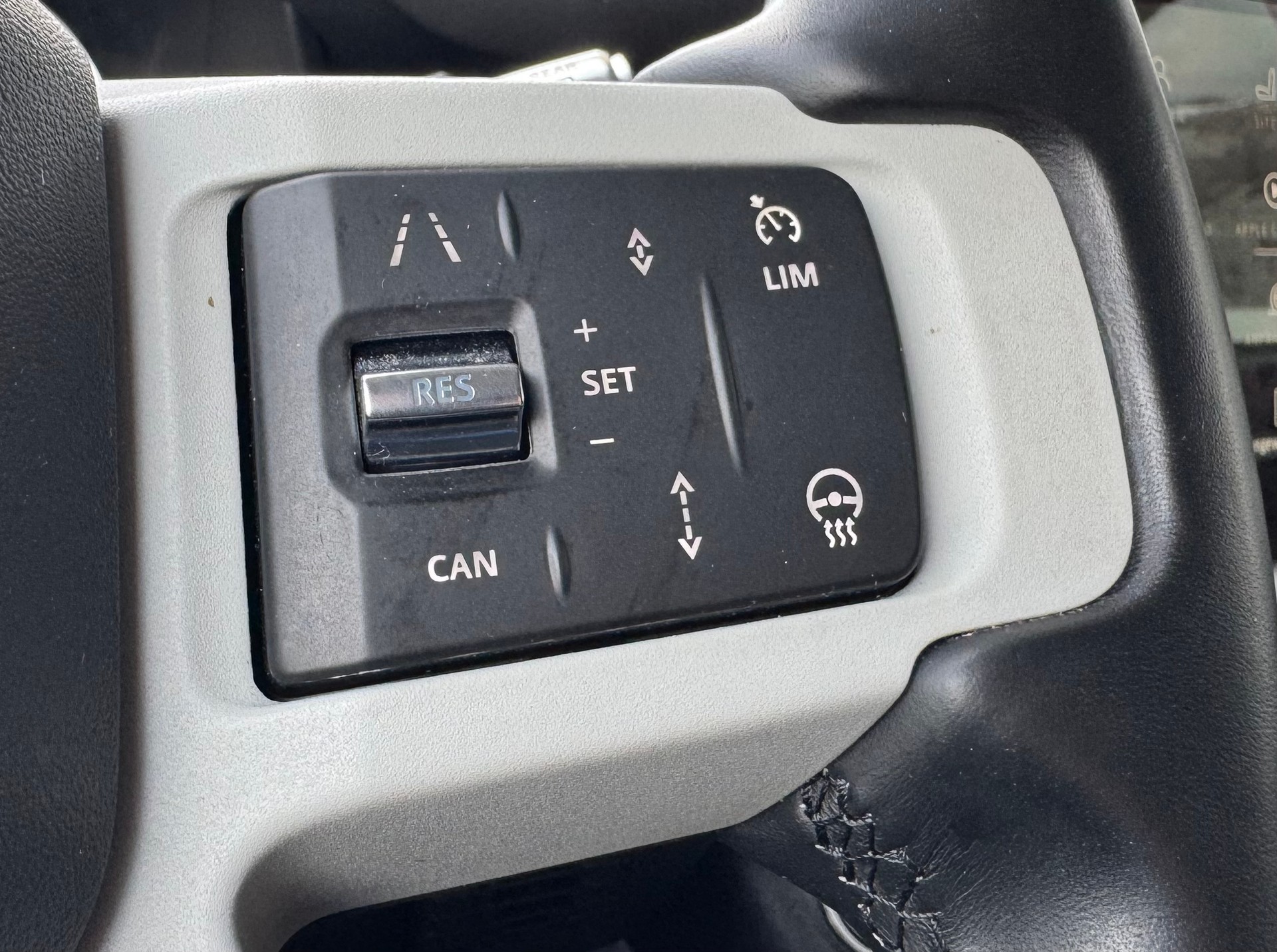 LAND ROVER Defender Hard Top 90 3.0D I6 200 AT8-image-14