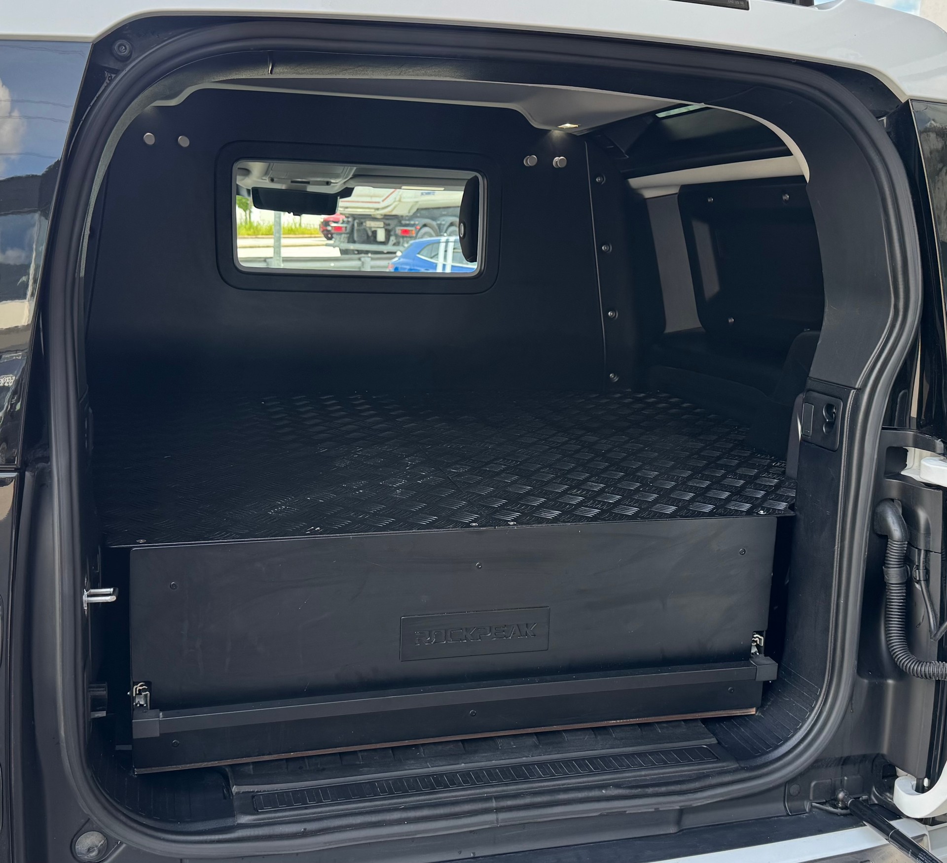 LAND ROVER Defender Hard Top 90 3.0D I6 200 AT8-image-11