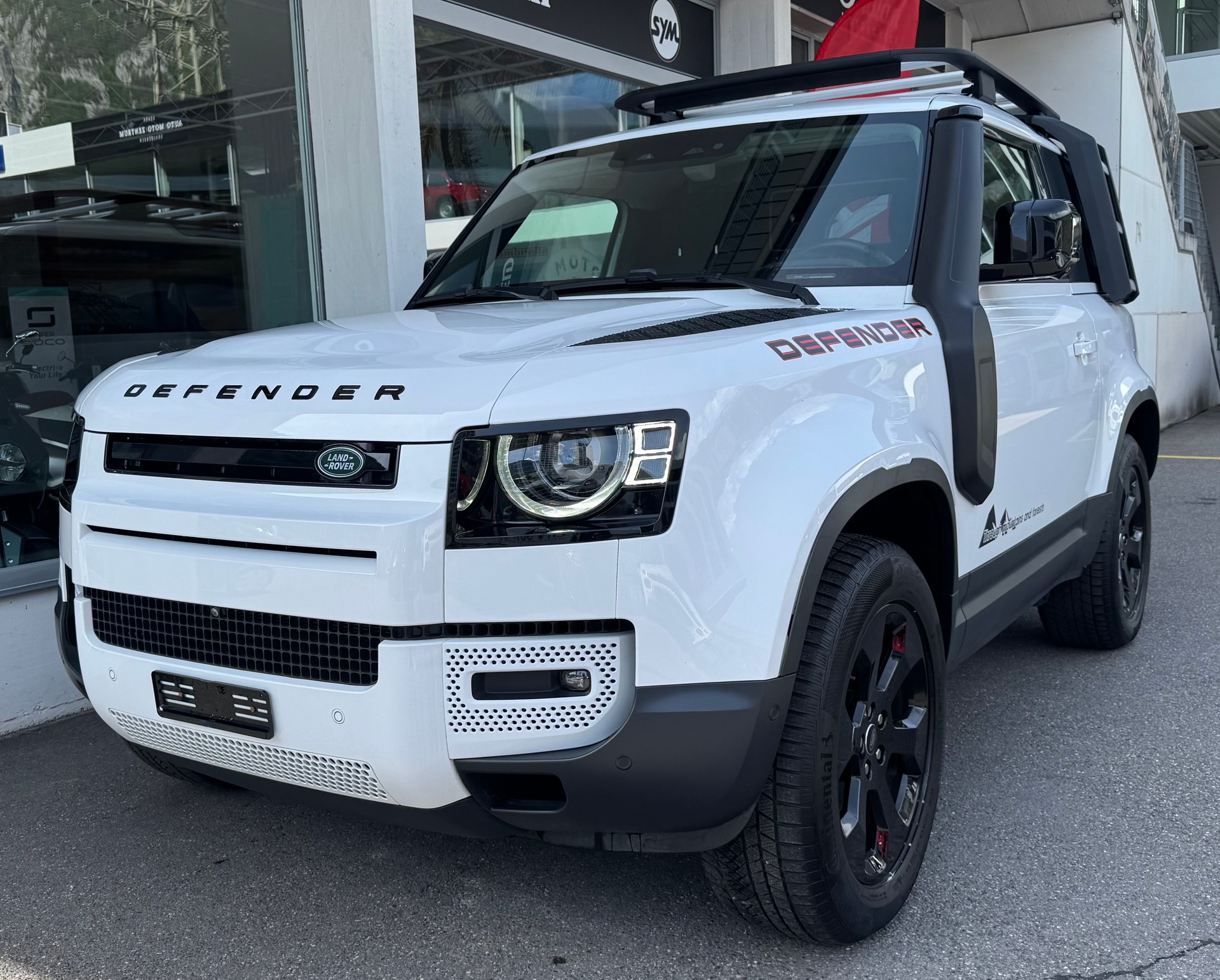 LAND ROVER Defender Hard Top 90 3.0D I6 200 AT8-image-8