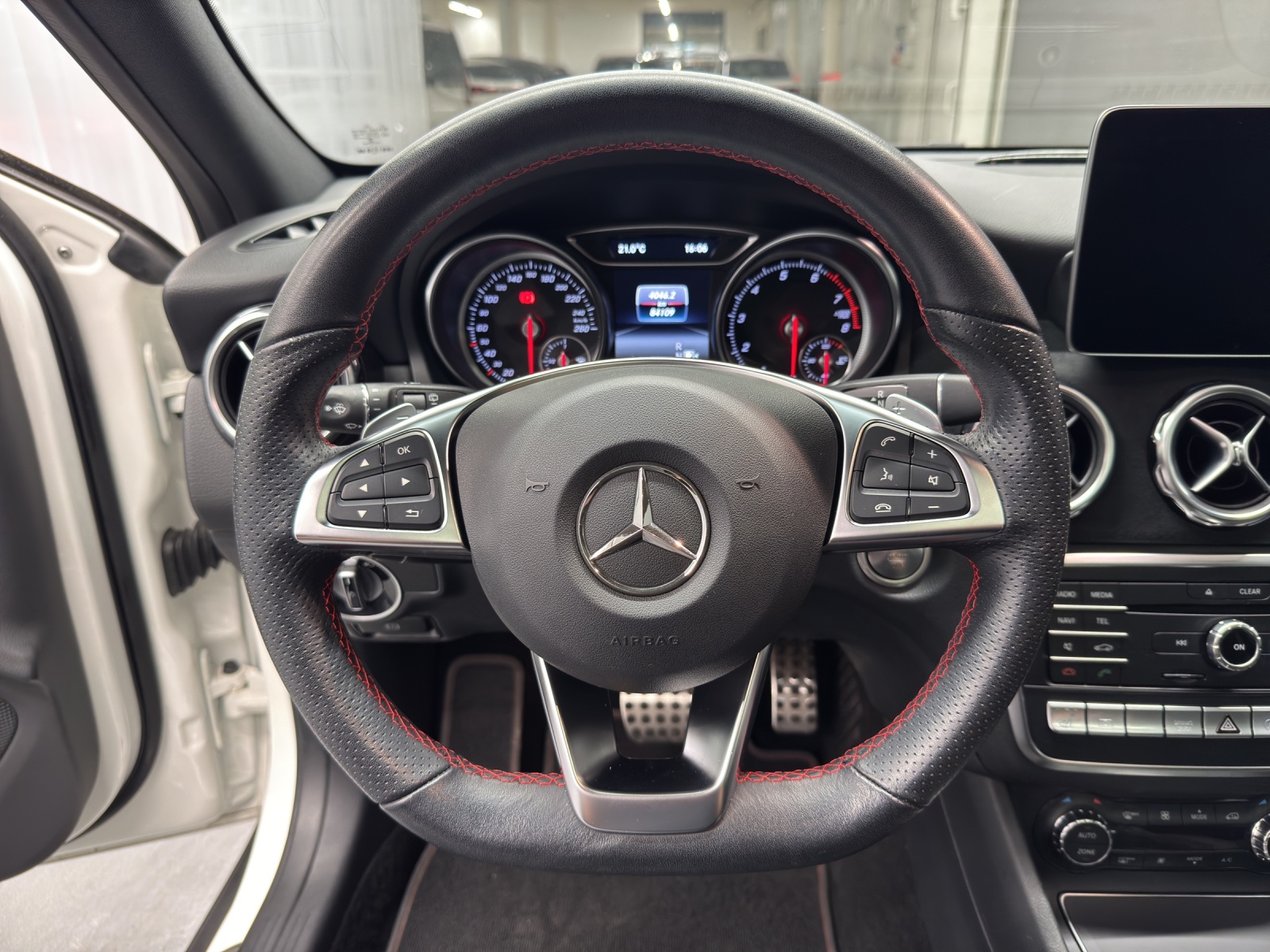 MERCEDES-BENZ GLA 250 Swiss Star AMG Line-image-15
