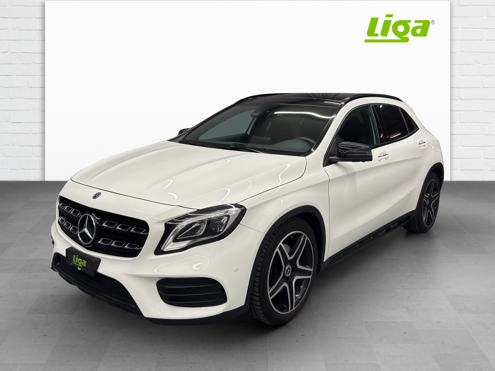 MERCEDES-BENZ GLA 250 Swiss Star AMG Line-showroom-element-1