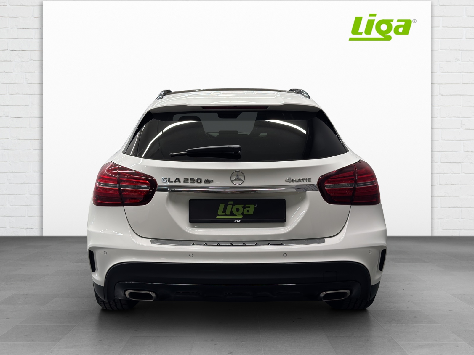MERCEDES-BENZ GLA 250 Swiss Star AMG Line-image-4