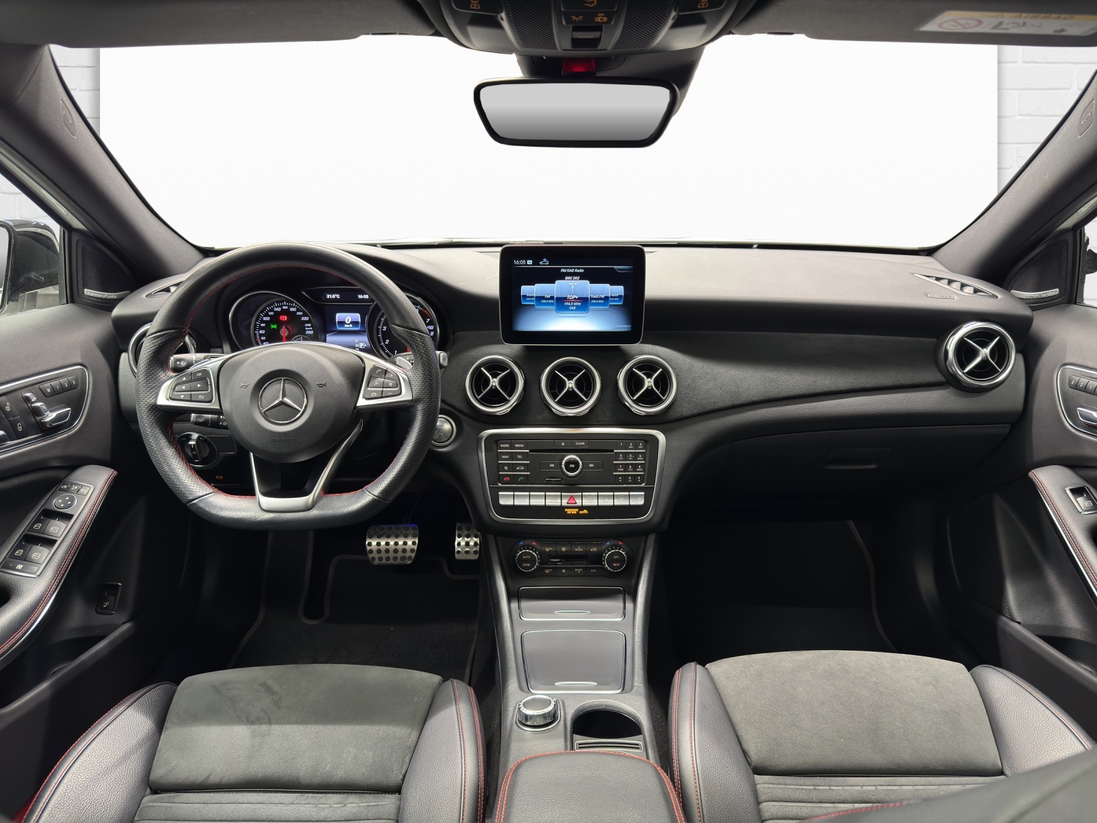 MERCEDES-BENZ GLA 250 Swiss Star AMG Line-image-7